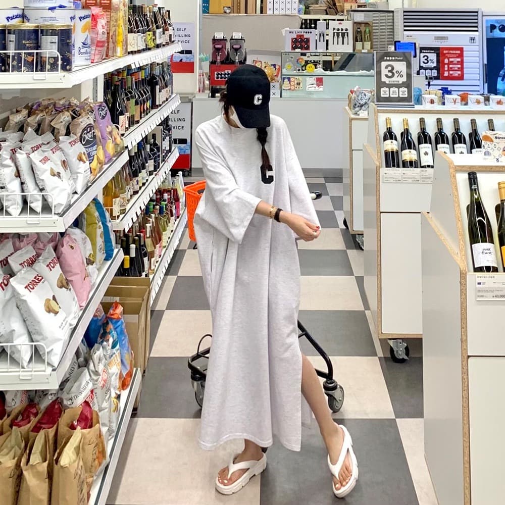 있음 선적 라운드 넥 대 c 알파벳 자수 루즈핏 측면 트임 드레스 이미지 3