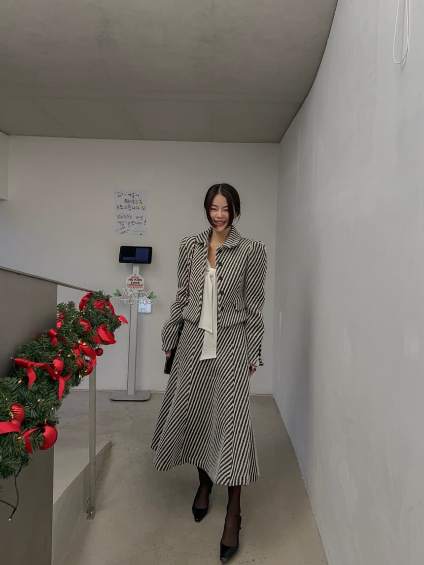 있음 선적 작은 샤넬 스타일 폴로 칼라 부서 버클 스트라이프 모직 짧은 외투 스트라이프 모직 반신 스커트 2 세트 상세 이미지 9
