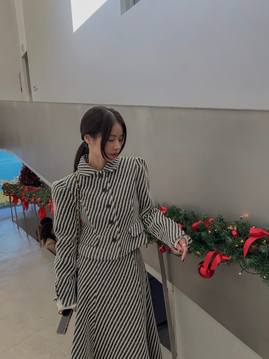 있음 선적 작은 샤넬 스타일 폴로 칼라 부서 버클 스트라이프 모직 짧은 외투 스트라이프 모직 반신 스커트 2 세트 상세 이미지 13