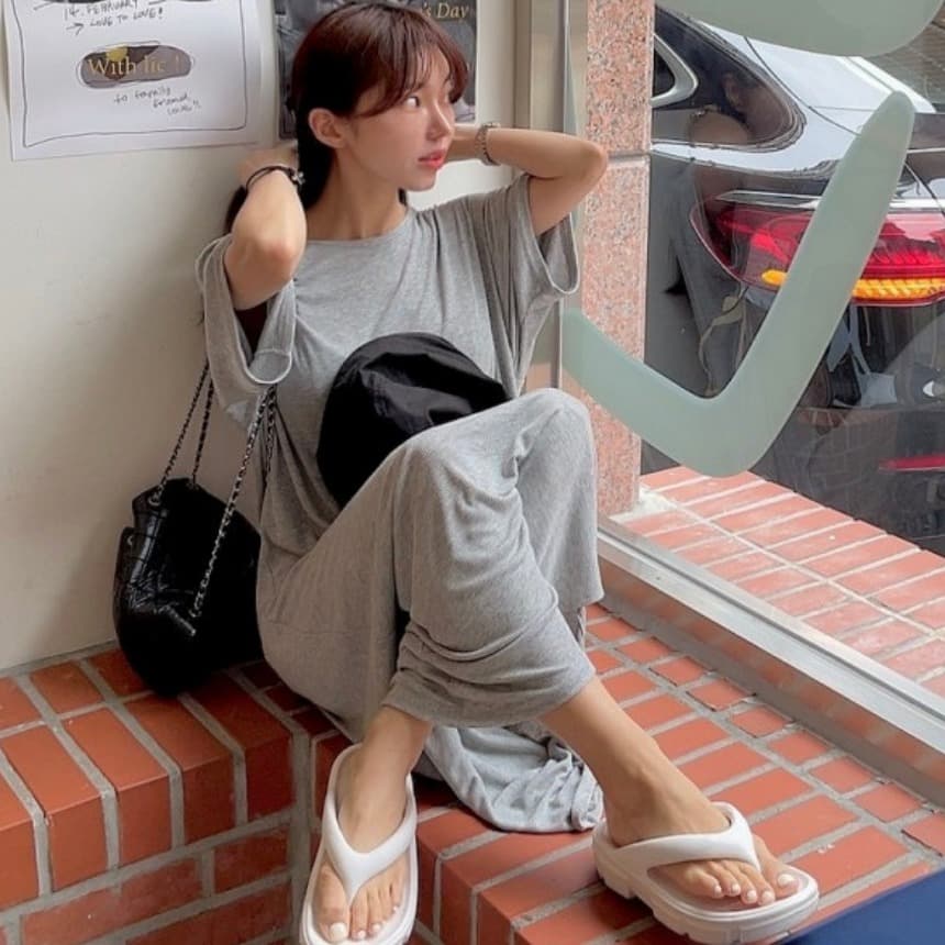 있음 선적 미니멀리즘 백리스 여성 드레스 루즈핏 슬림해 보이는 트임 티셔츠 리브 치마 여름 무릎 아래 롱 스커트 이미지 4
