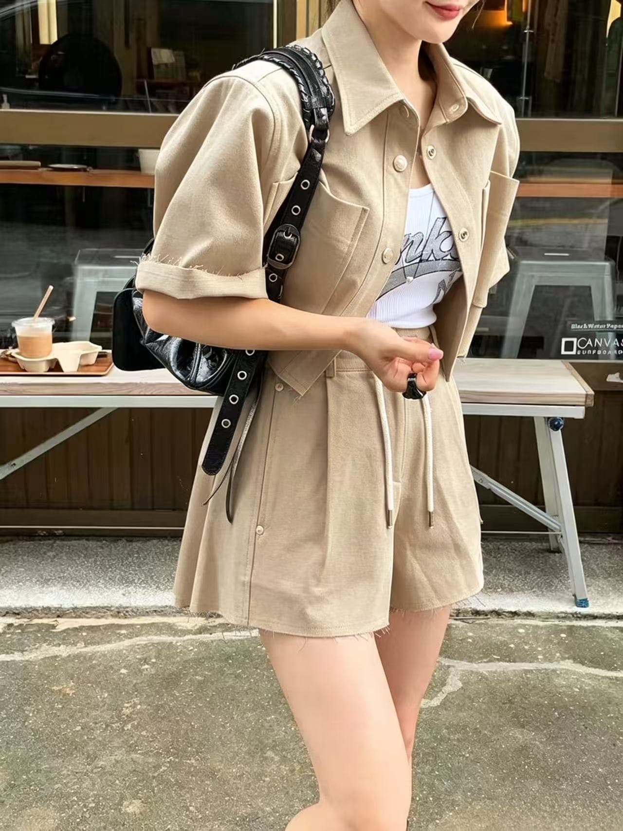 있음 선적 폴로 칼라 반팔 거친 가장자리 셔츠 레이스업 거친 가장자리 루즈핏 반바지 투피스 세트 상세 이미지 1