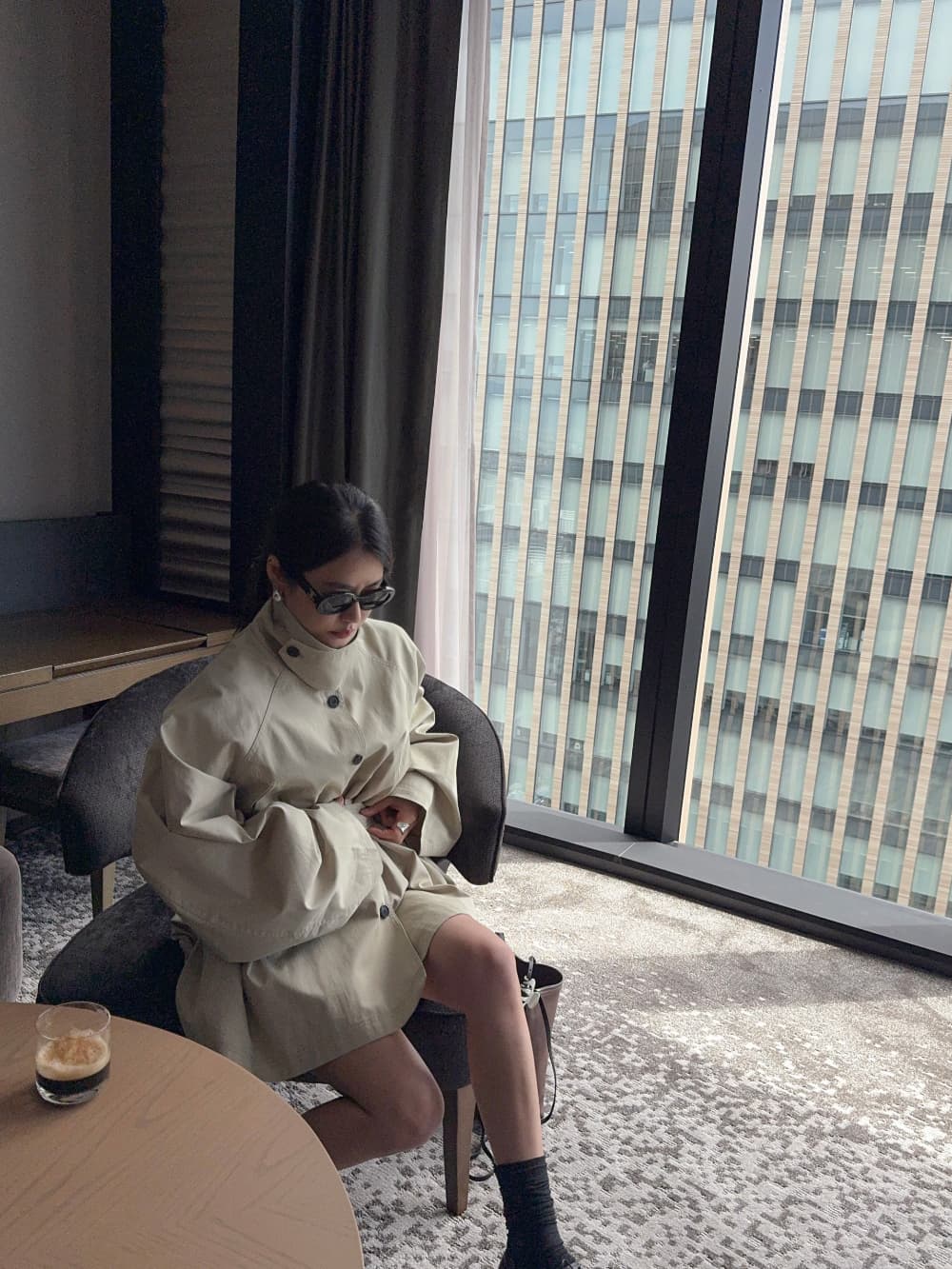 새로운 단색 루즈핏 스탠드 칼라 싱글 줄 버튼 허리 수축 레이스업 중간 길이 재킷 재킷 상세 이미지 17