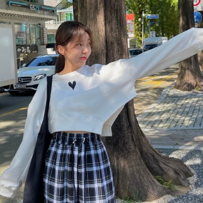 있음 선적 하트 자수 불규칙 후드티 이미지 4