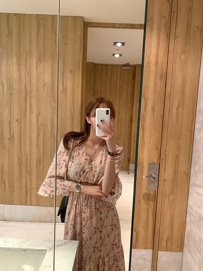 있음 선적 허리 수축 슬림해 보이는 품격 프랑스식 V넥 레트로 작은 꽃무늬 쉬폰 드레스 롱 코트 상세 이미지 8
