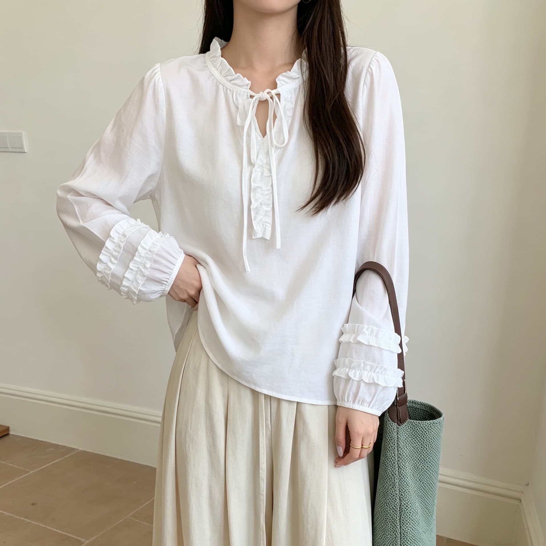 선물 화물 슬림해 보이는 루즈핏 부드러운 프릴 레이스업 칼라 루즈핏 긴팔 셔츠 이미지 4