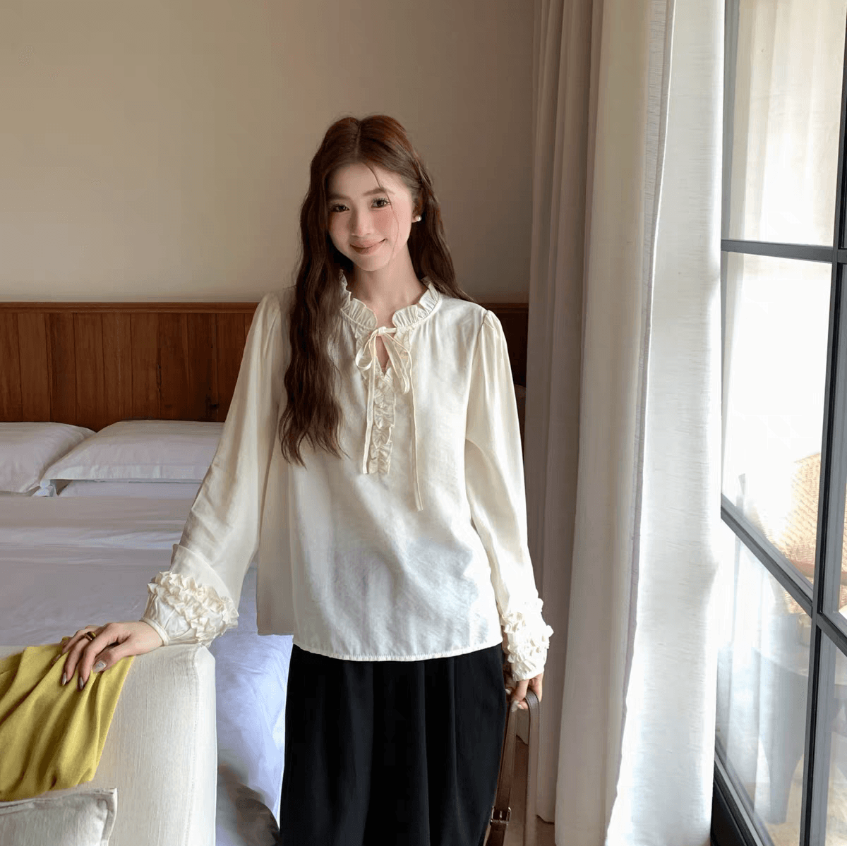 선물 화물 슬림해 보이는 루즈핏 부드러운 프릴 레이스업 칼라 루즈핏 긴팔 셔츠 상세 이미지 10