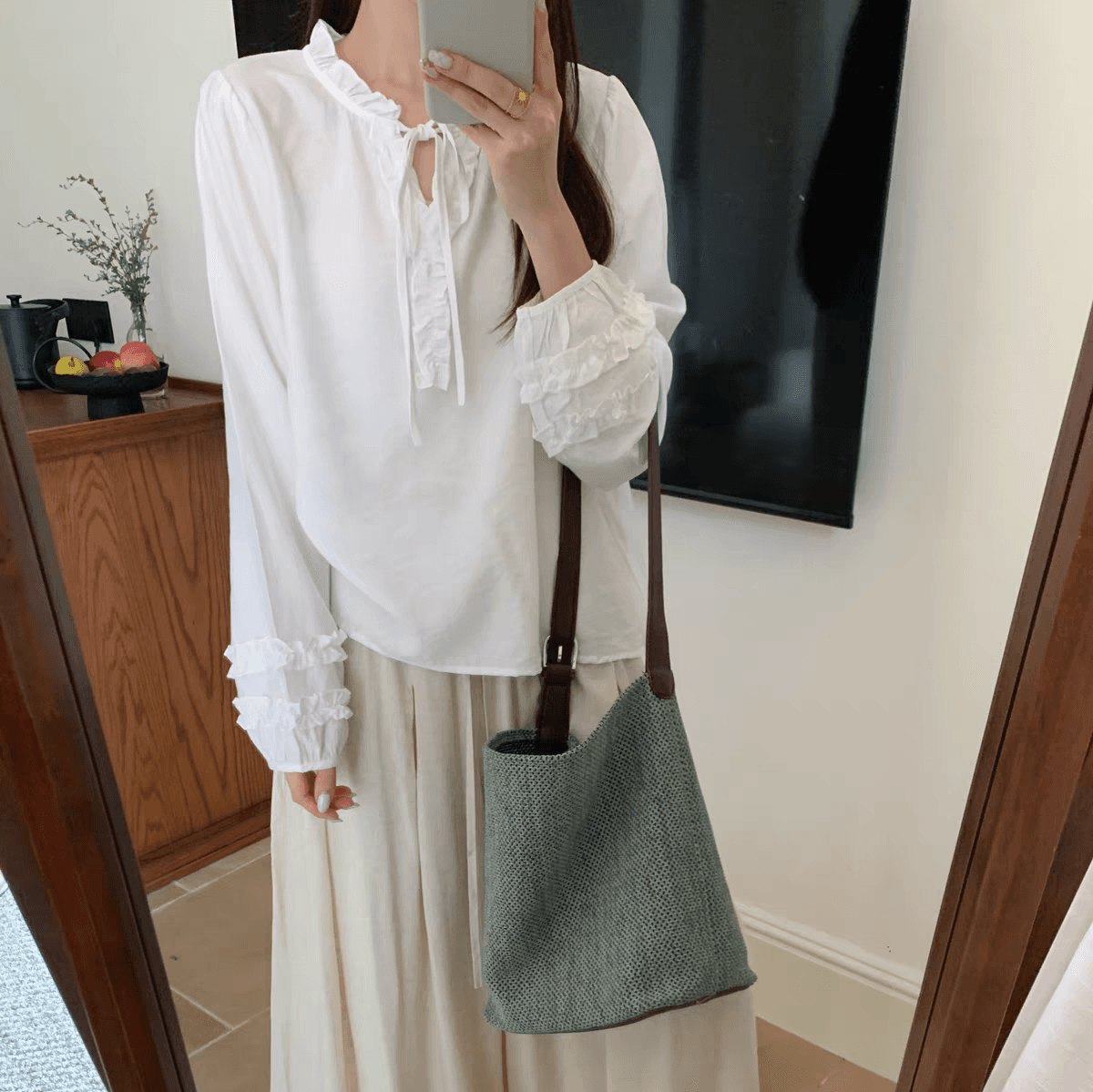 선물 화물 슬림해 보이는 루즈핏 부드러운 프릴 레이스업 칼라 루즈핏 긴팔 셔츠 상세 이미지 14