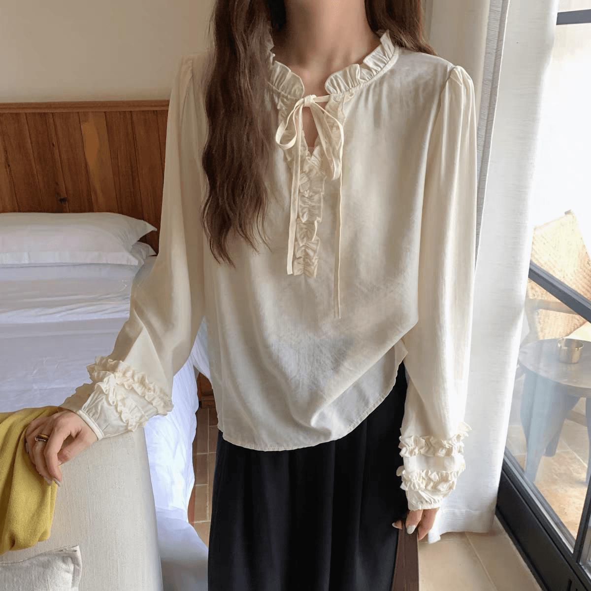 선물 화물 슬림해 보이는 루즈핏 부드러운 프릴 레이스업 칼라 루즈핏 긴팔 셔츠 상세 이미지 16
