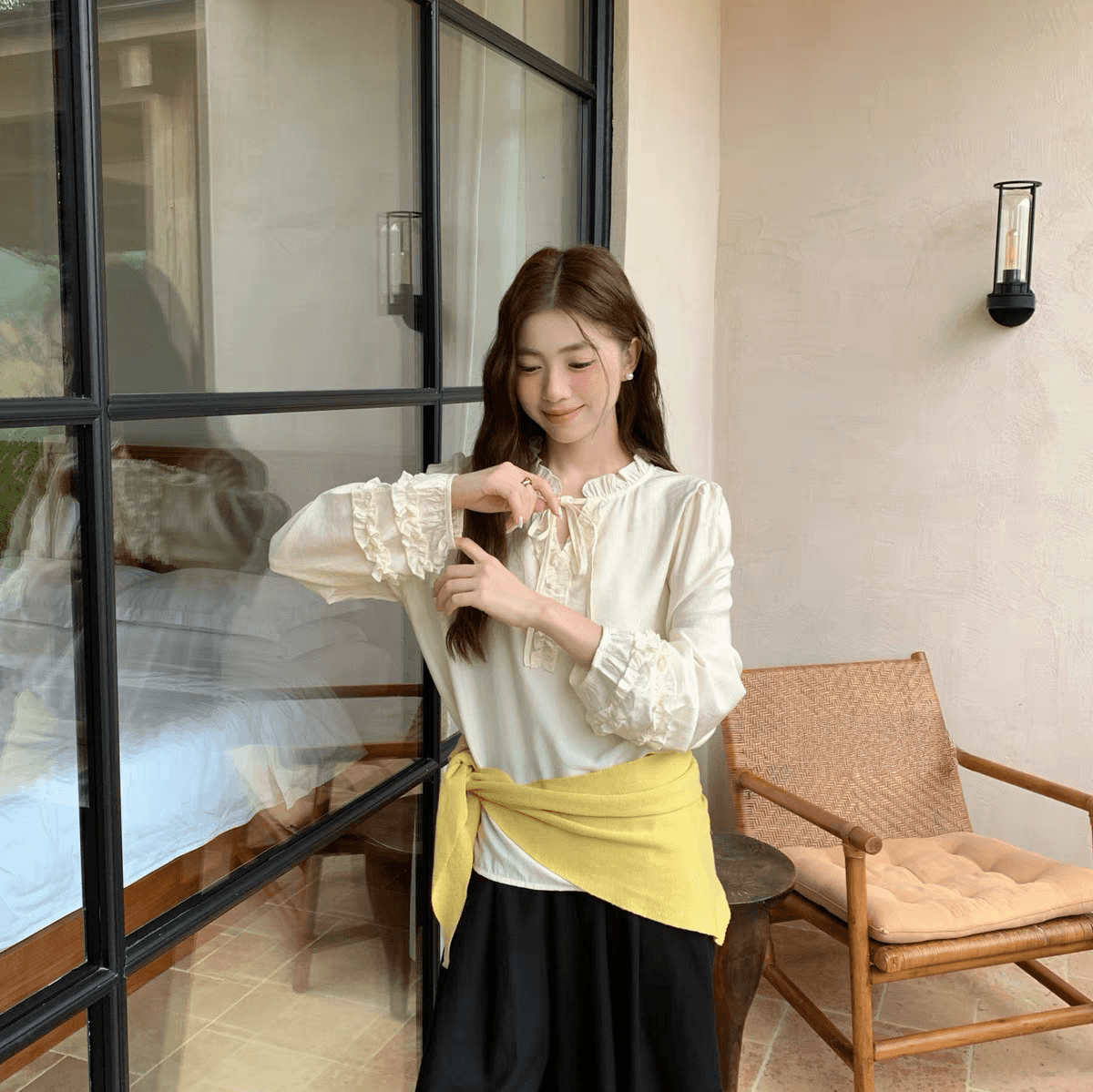 선물 화물 슬림해 보이는 루즈핏 부드러운 프릴 레이스업 칼라 루즈핏 긴팔 셔츠 상세 이미지 20