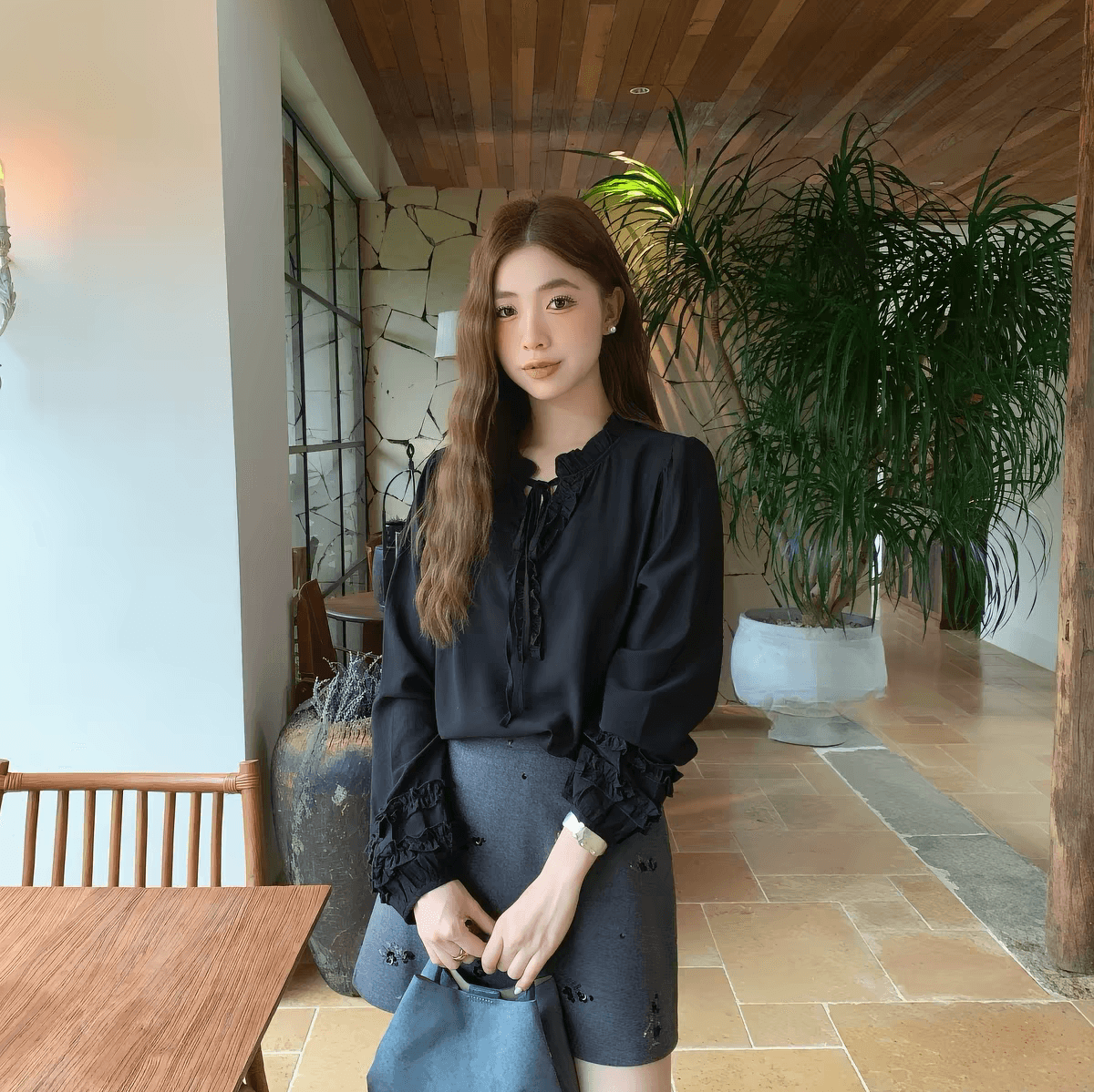 선물 화물 슬림해 보이는 루즈핏 부드러운 프릴 레이스업 칼라 루즈핏 긴팔 셔츠 상세 이미지 36