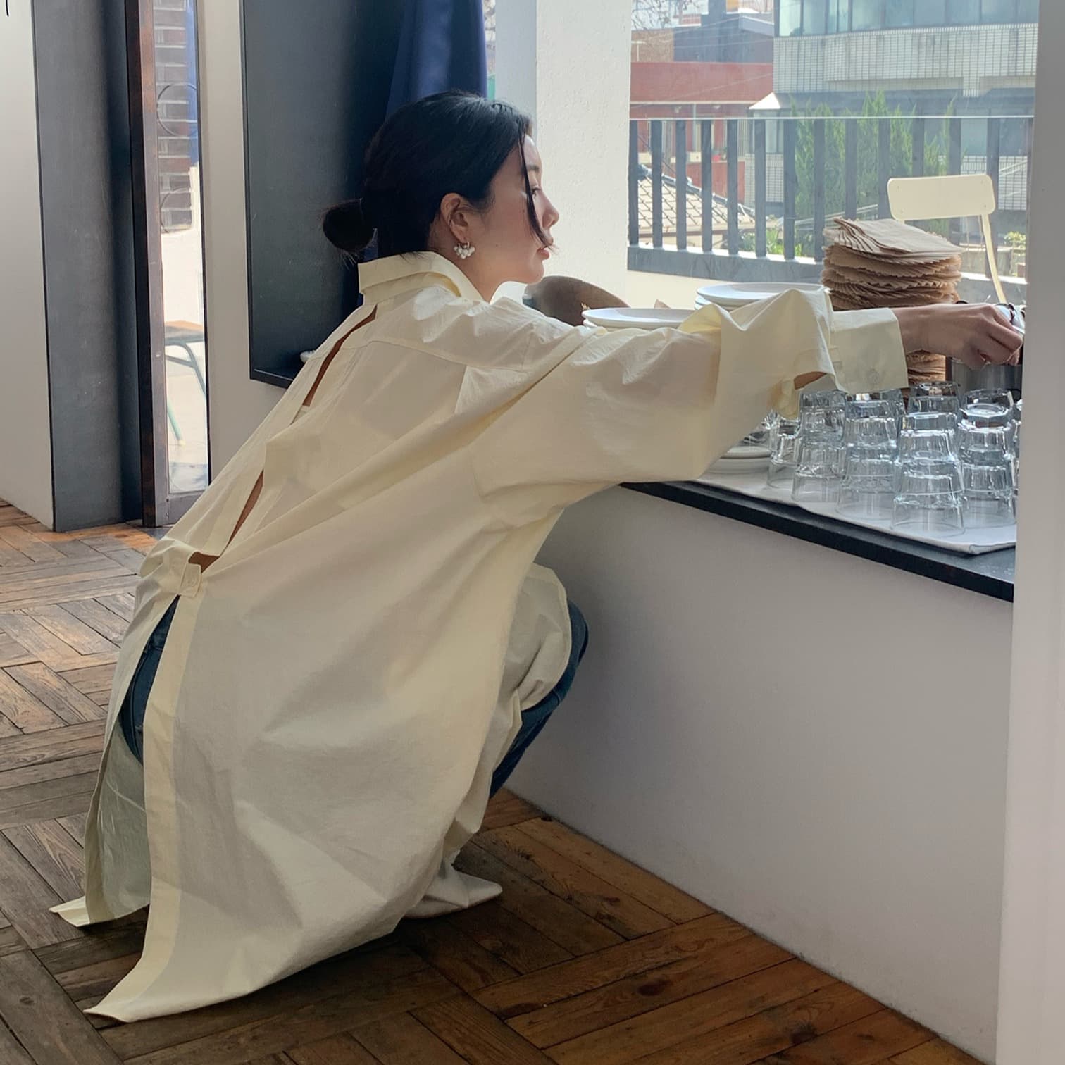 크기 있음 업데이트 디자인 센스 작은 대중 여성 셔츠 chic 루즈핏 뒤로 트임 중간 길이 가을 어깨 셔츠 이미지 3