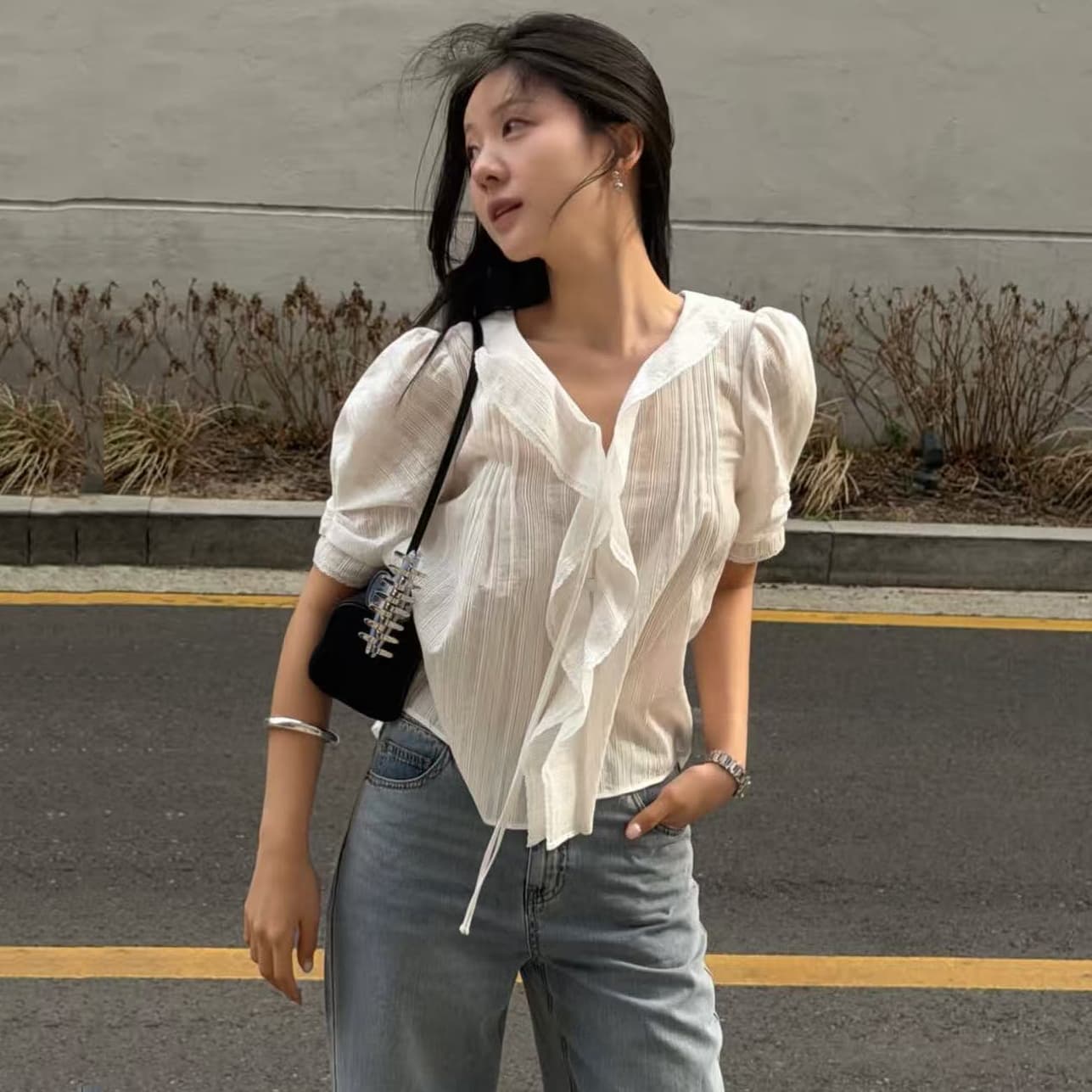 크기 있음 업데이트 프랑스식 레트로 품격 프릴 V 넥 셔츠 느긋한 바람 디자인 센스 작은 대중 플리츠 맨위