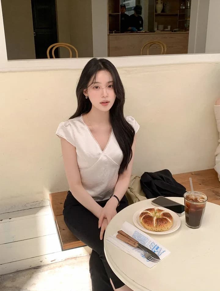 크기 있음 업데이트 프랑스식 품격 우아함 레트로 미니멀리즘 V넥 일상 다용도 작은 셔츠 구슬 빛 센스 맨위 상세 이미지 20