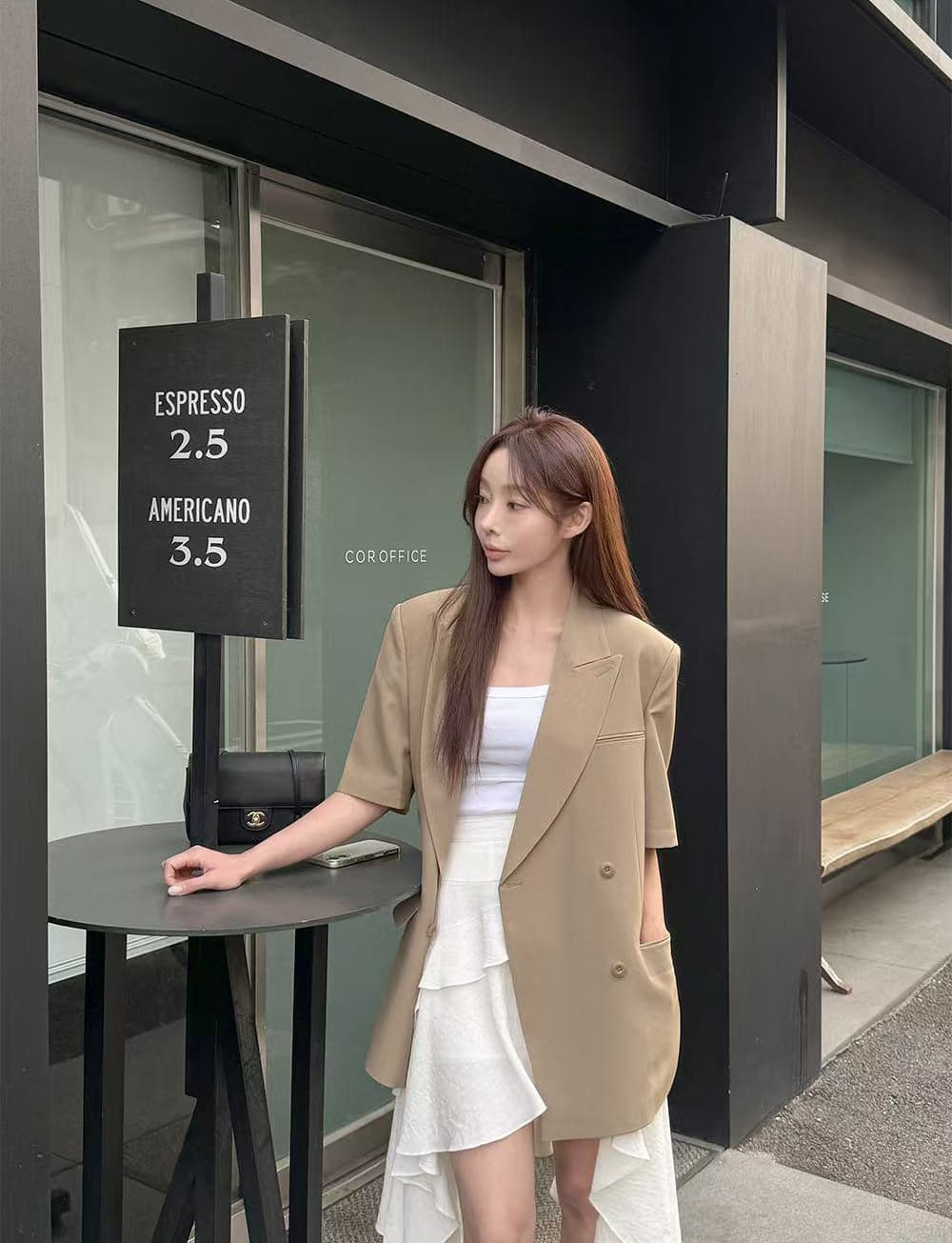 크기 있음 업데이트 한 부서 미니멀리즘 품격 정장 칼라 싱글 줄 버튼 레이스업 허리 수축 슬림해 보이는 반팔 블레이저 상세 이미지 7