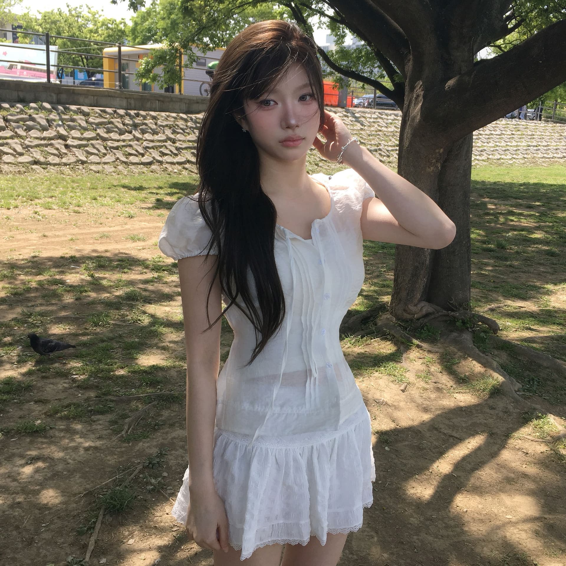 크기 있음 업데이트 한 부서 달콤함 품격 나비 넥타이 플리츠 마이크로 ~을 통해 연령 감소 슬림해 보이는 거품 소매 셔츠 이미지 3
