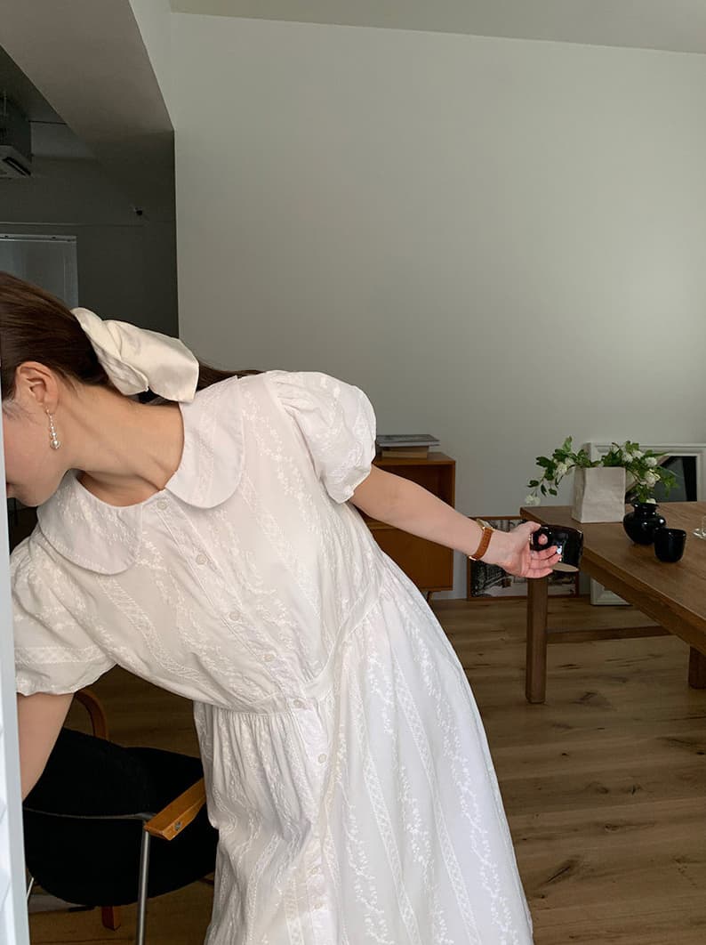 2025 년 여름 새로운 베이비 칼라 자수 거품 소매 허리 수축 부서 버클 드레스 상세 이미지 2