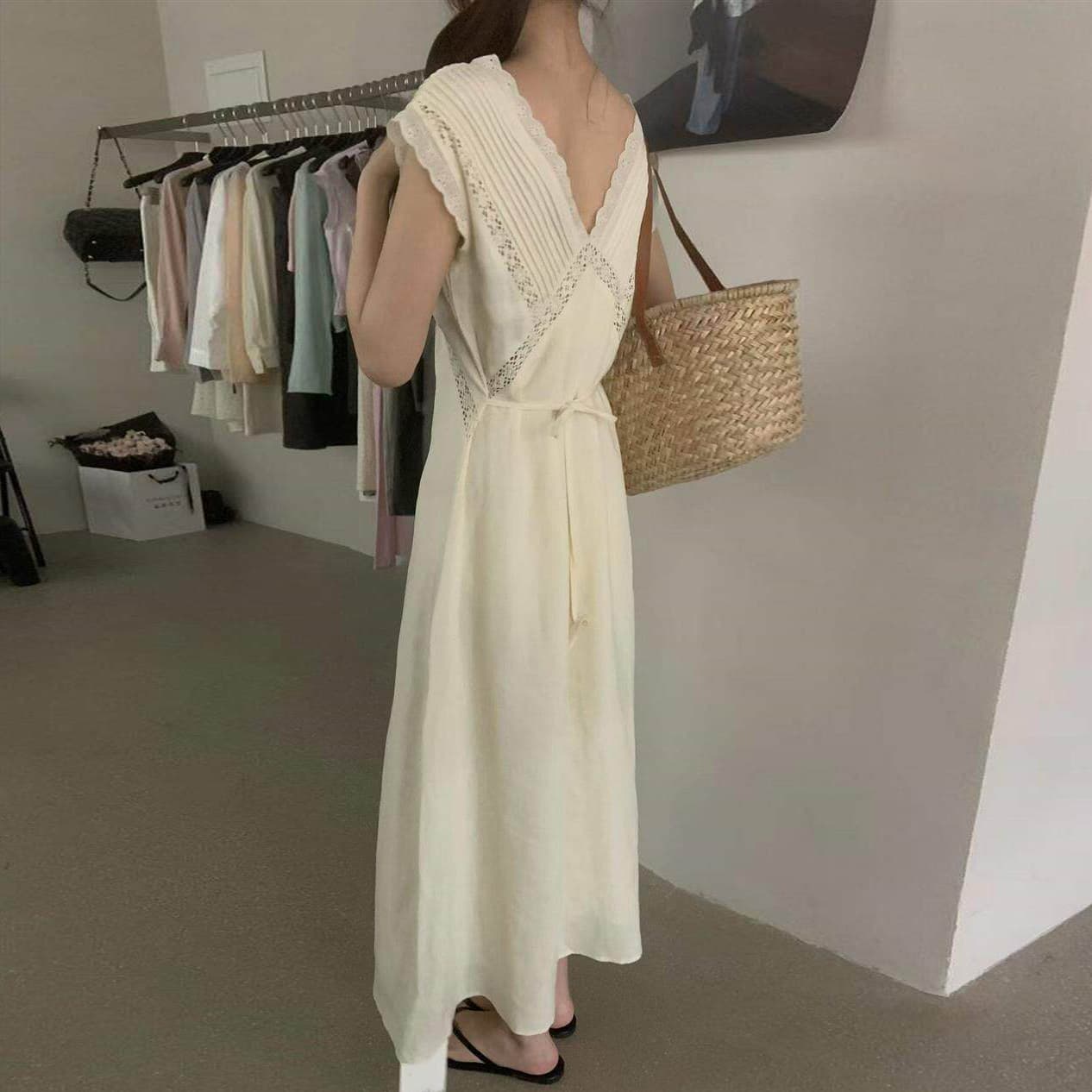 크기 있음 업데이트 프랑스식 레트로 품격 무거운 작업 자수 자수 홀로우 아웃 여성 드레스 V넥 슬림해 보이는 레이스 이미지 4