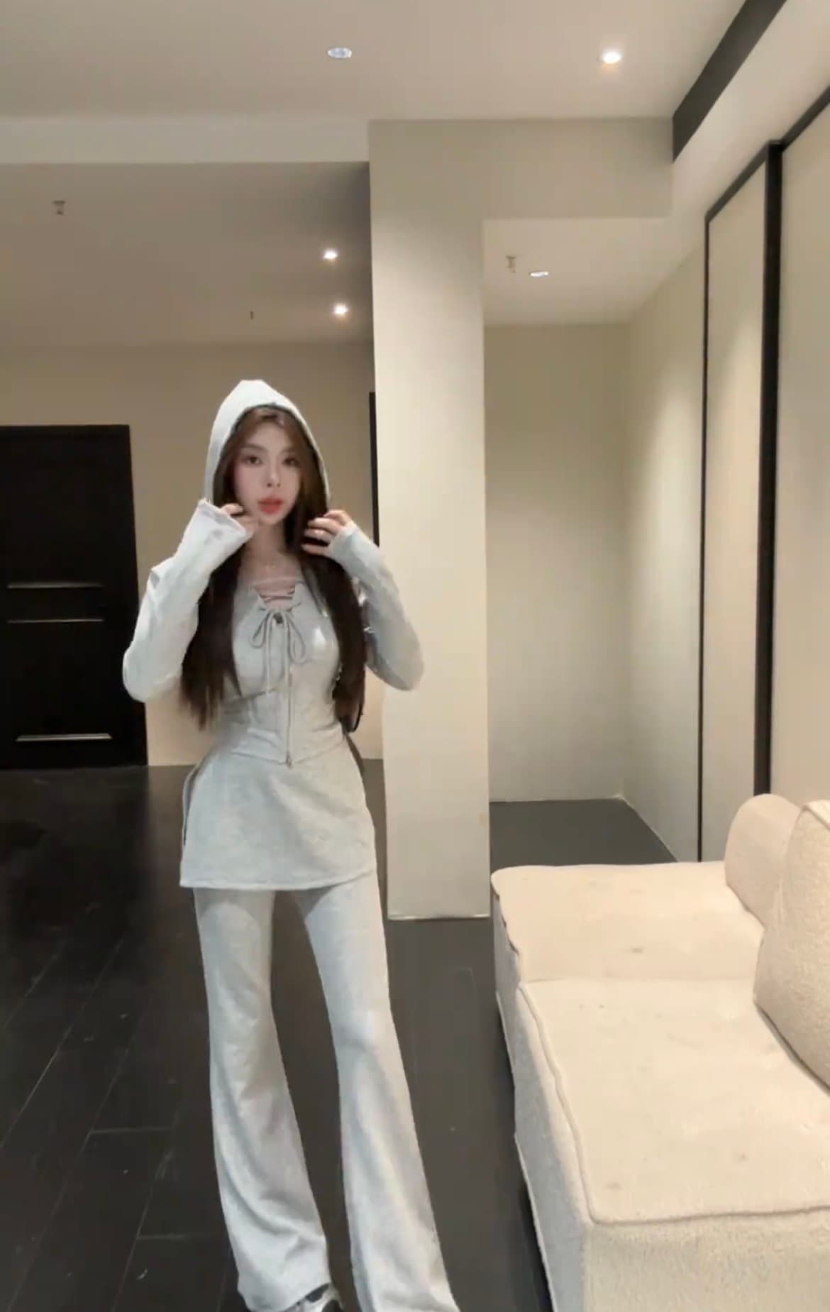 huihui 이른 가을 새로운 프랑스식 품격 슬림해 보이는 후드 맨위 코디 와이드 레그 팬츠 세트 상세 이미지 9