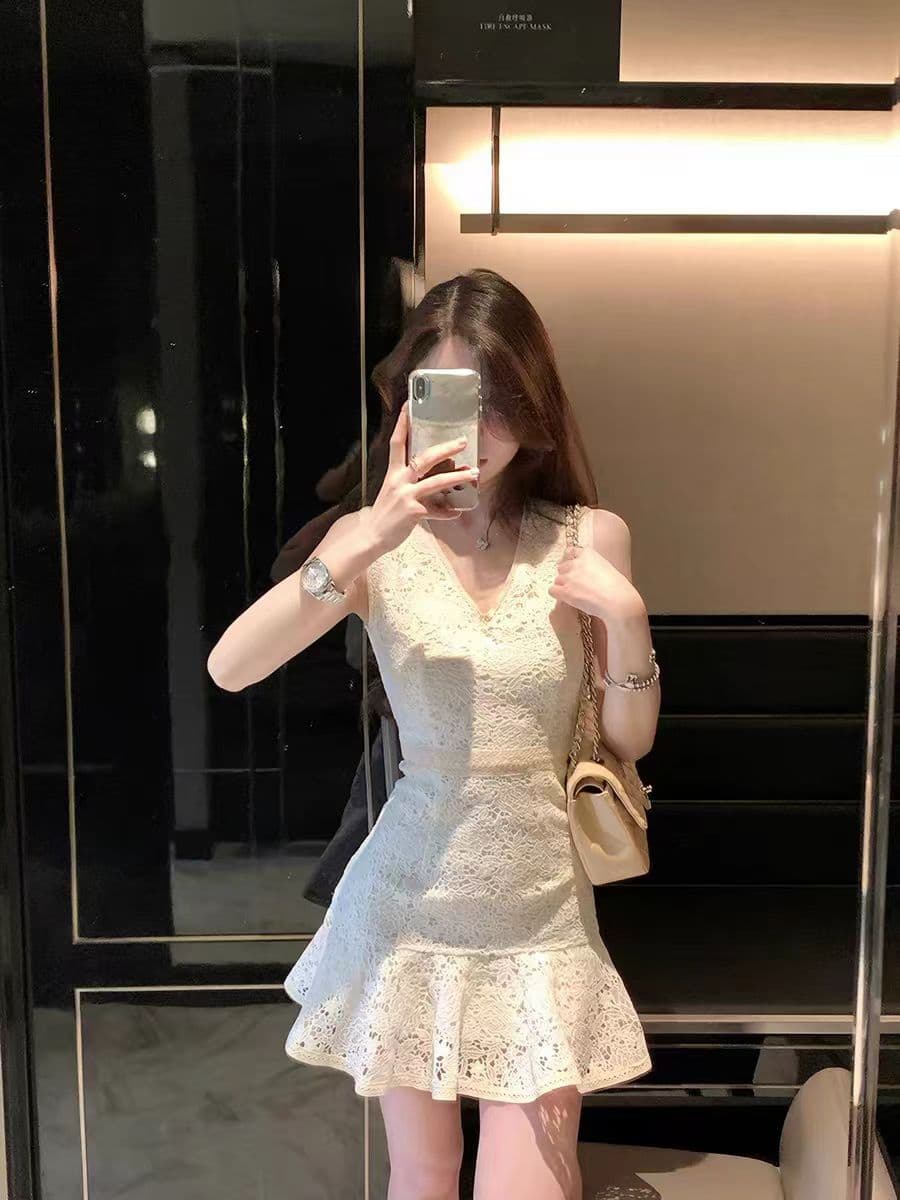 프랑스식 V넥 자수 홀로우 아웃 여성 드레스 봄 2026 몸매 가꾸기 민소매 명문 여성 품격 레이스 미니 스커트 이미지 2