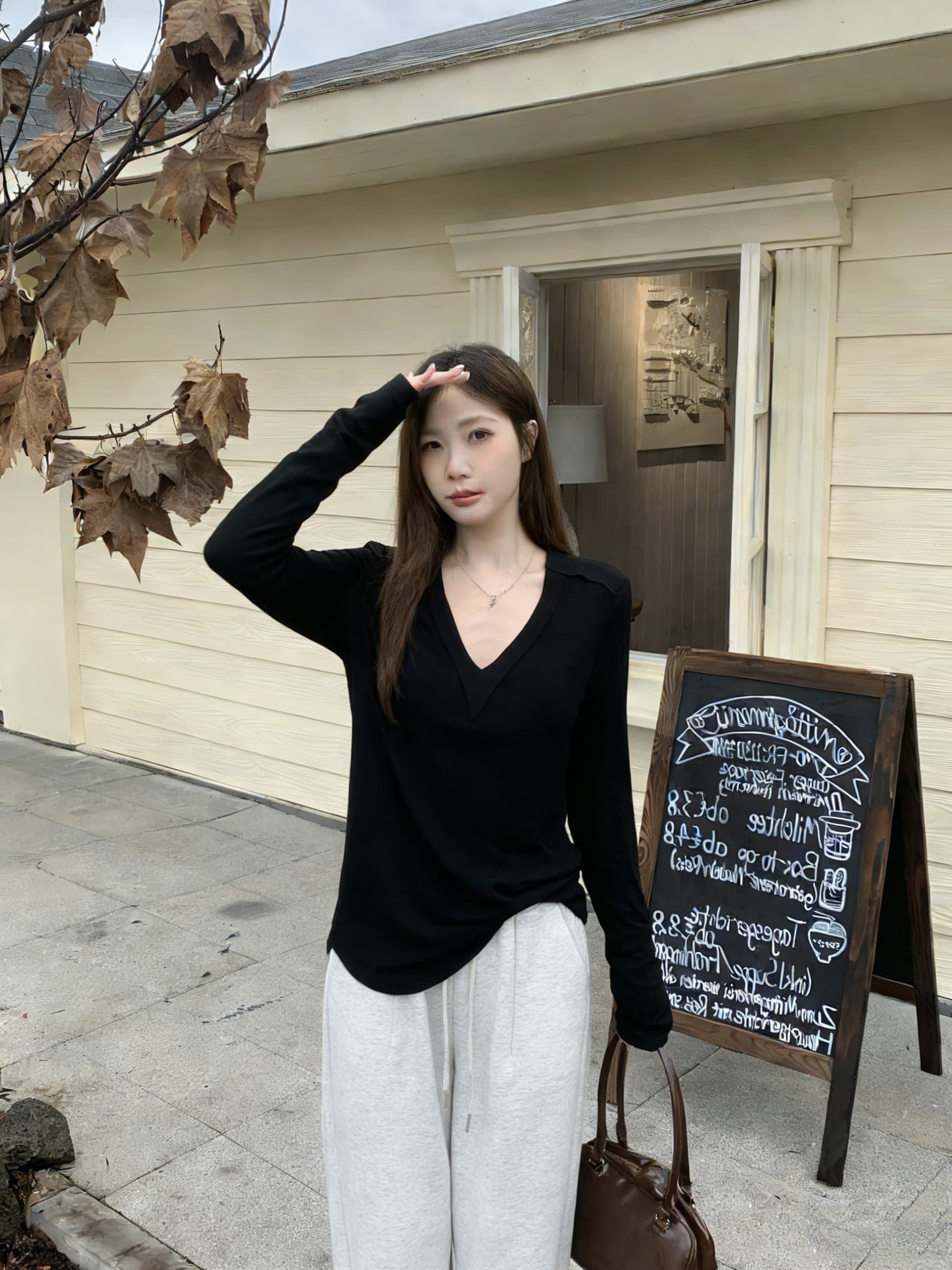 실사 2026 가을 의상 빅 사이즈 단색 캐주얼 V넥 긴팔 티셔츠 유럽 역 패션 얇은 스타일 기본 셔츠 맨위 상세 이미지 7