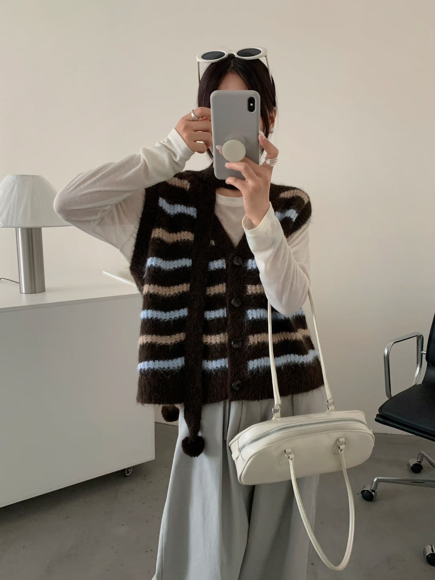 스트라이프 털 공 리본 니트 조끼 여자 v 칼라 루즈핏 민소매 조끼 스택 착용 스웨터 어깨 가을 겨울 상세 이미지 3