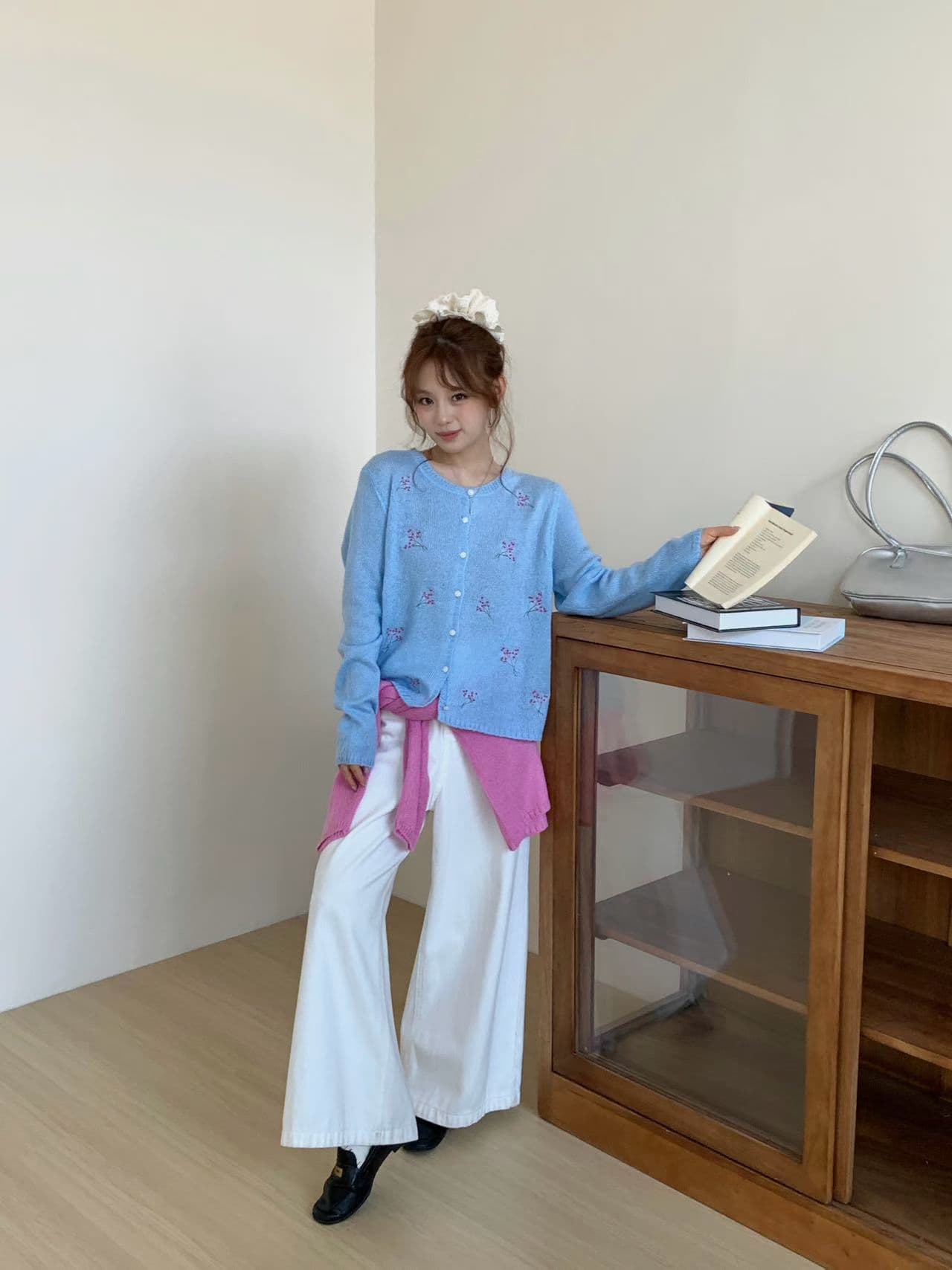 작은 꽃 자수 니트 오픈 가디건 여성 라운드 넥 부드러운 얇은 스타일 루즈핏 슬림해 보이는 스웨터 코트 가을 상세 이미지 2