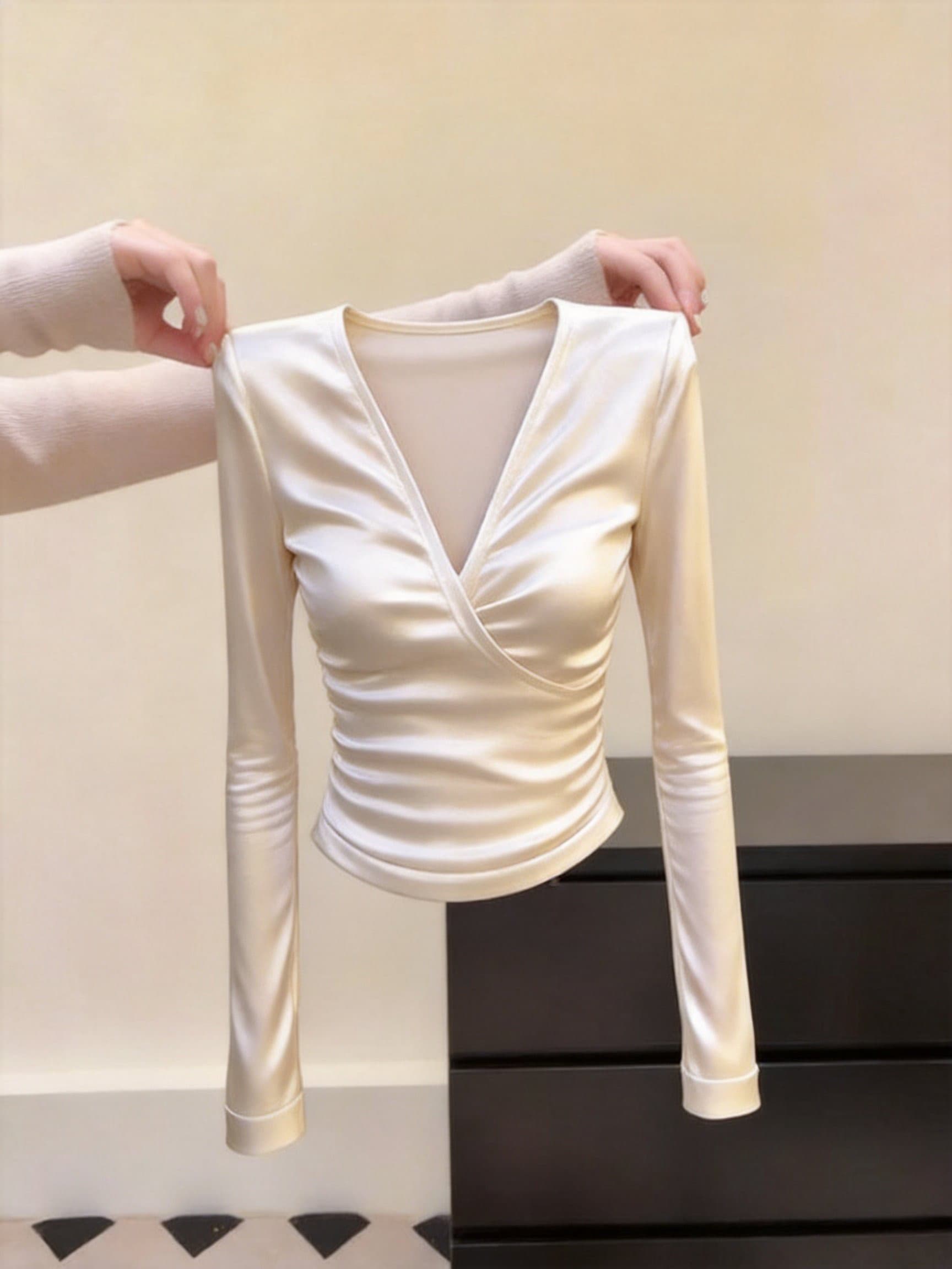 가을 겨울철 고유 한 실버 새틴 V넥 긴팔 몸매 가꾸기 기본 셔츠 여성 디자인 센스 작은 대중 허리 수축 쇼트 스타일 맨위 상세 이미지 3
