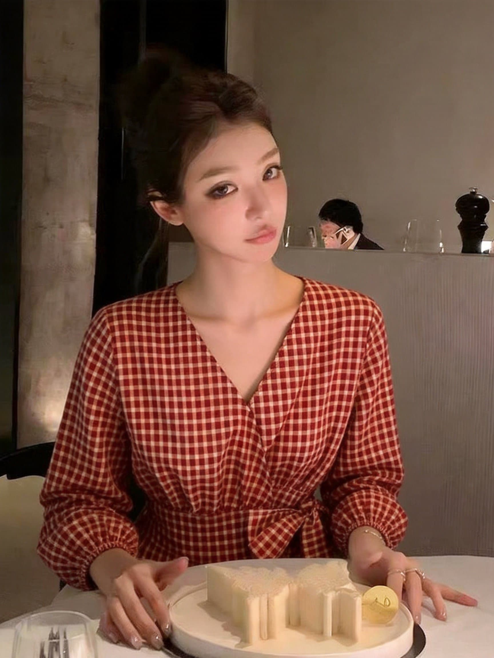 실사 빨간색 십자가 V넥 체크무늬 반팔 여성 셔츠 가을 허리 수축 표지 배 레트로 항구 바람 착용 잡아라. 의류 상세 이미지 6