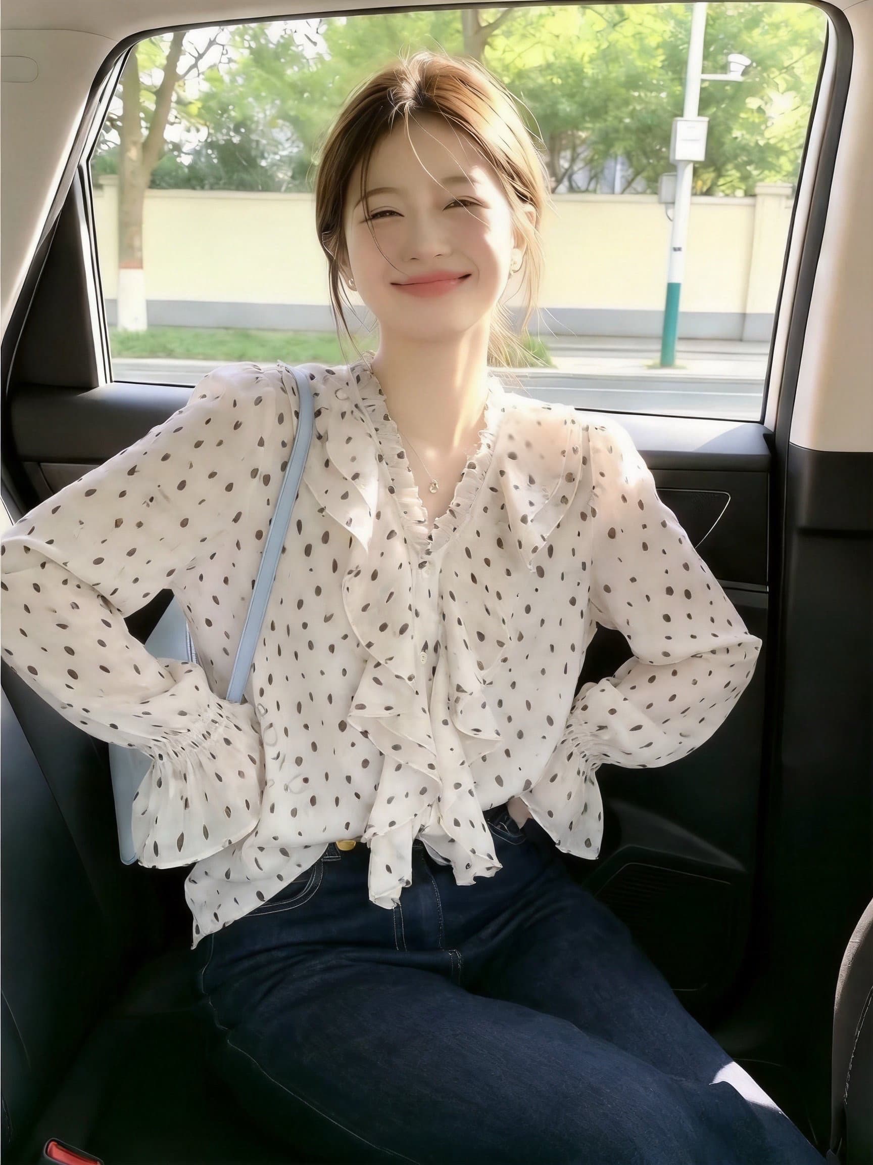 실사 프랑스식 V넥 프릴 도트 무늬 긴팔 셔츠 마이크로 ~을 통해 밴딩 커프스 슬림해 보이는 품격 쉬폰 이미지 3