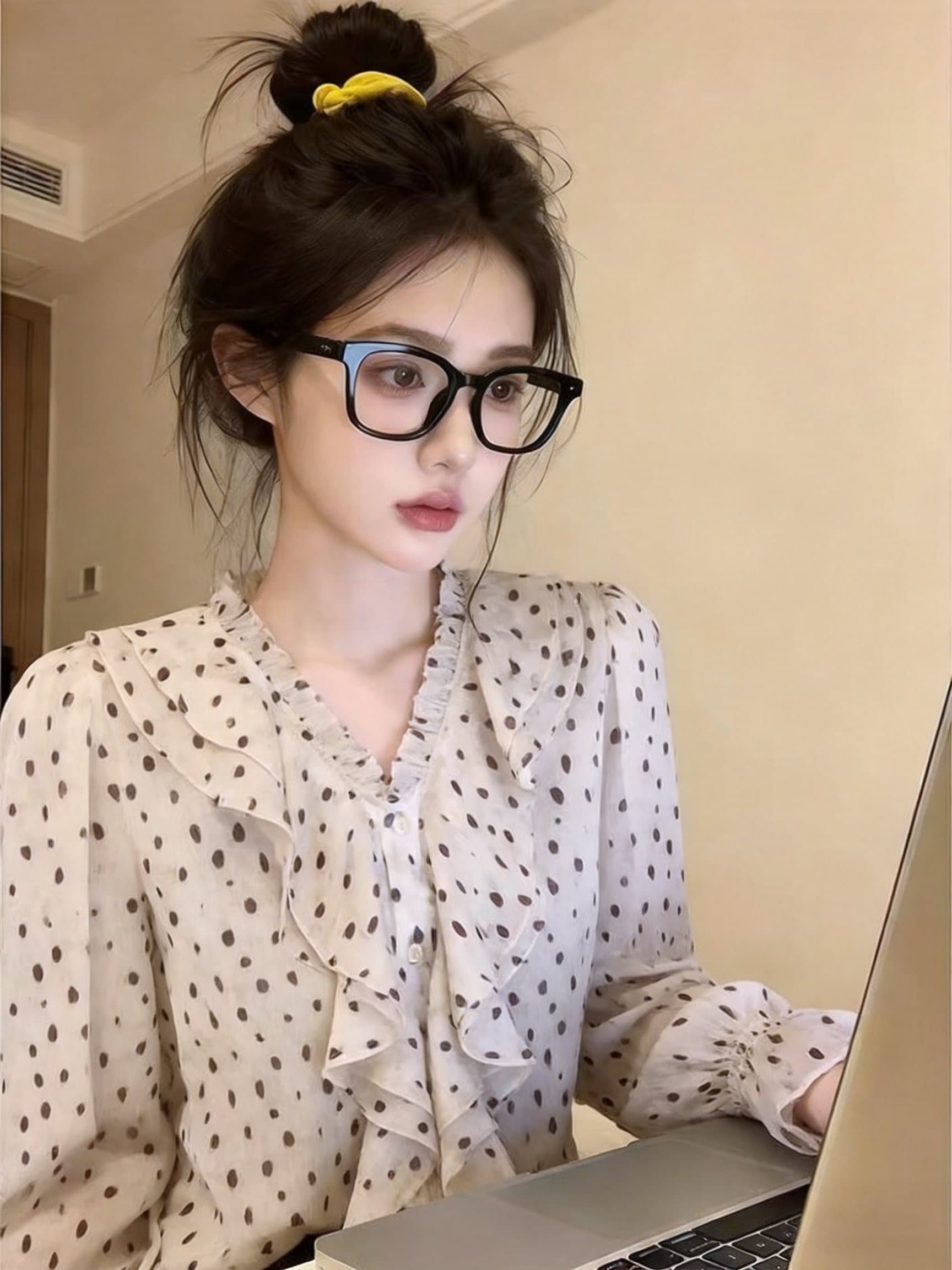 실사 프랑스식 V넥 프릴 도트 무늬 긴팔 셔츠 마이크로 ~을 통해 밴딩 커프스 슬림해 보이는 품격 쉬폰 상세 이미지 6