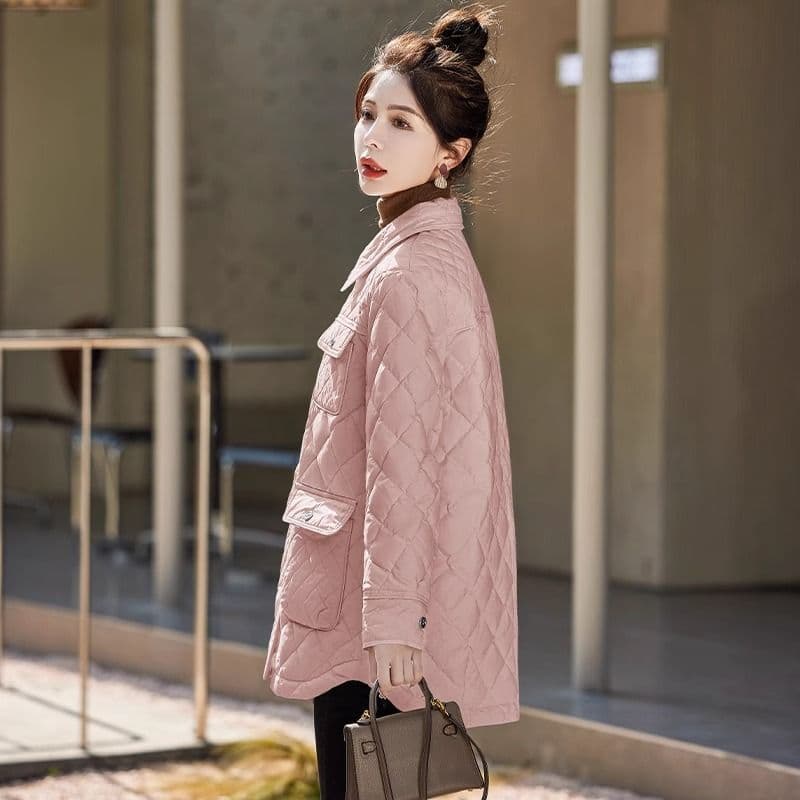 작은 샤넬 스타일 중간 길이 얇고 가벼운 다운 재킷 여자 2025 년 새로운 얇은 스타일 폴로 칼라 다이아몬드 모양 그리드 가을 겨울철 재킷 이미지 2