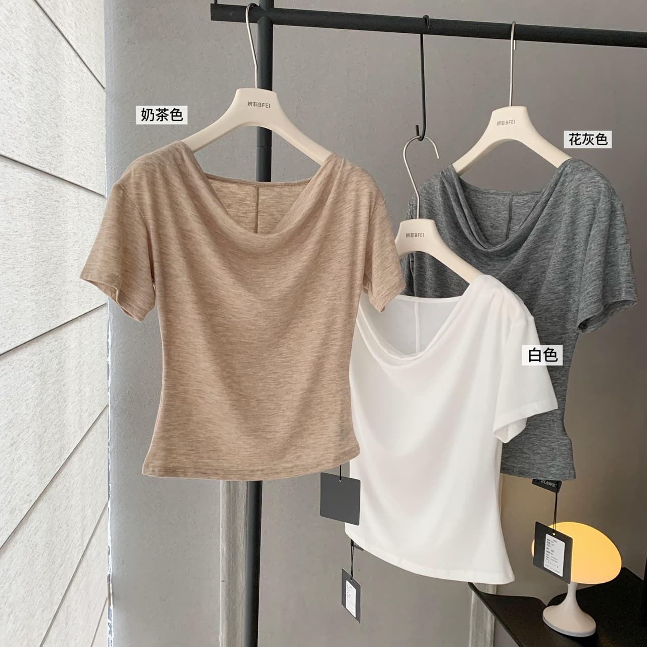 안녕하세요. 팬 팬 빛 산소 주간 디자인 센스 흔들다 칼라 비스듬한 어깨 반소매 맨위 여성 오프숄더 슬림해 보이는 허리 수축 반팔 이미지 3