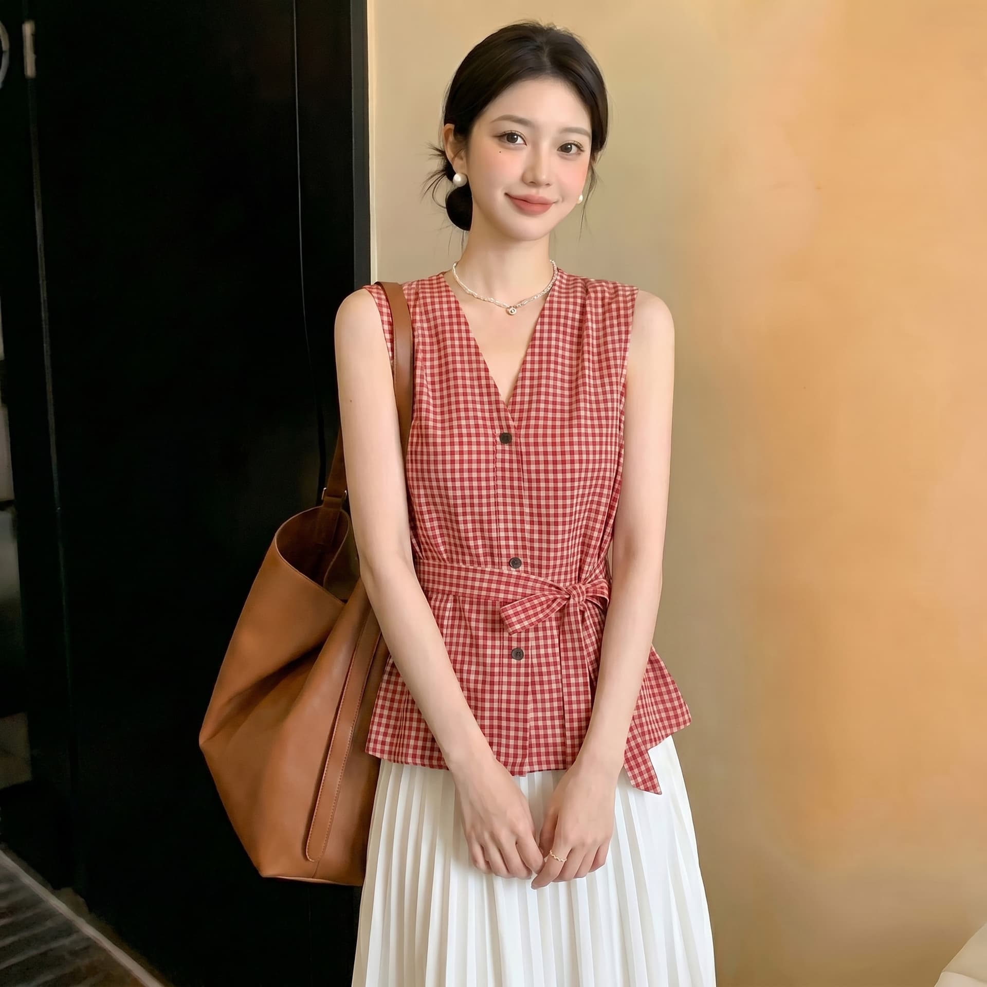 ai 실사 지금 2026 여름 새로운 프랑스식 레트로 빨간색 체크무늬 V넥 민소매 베스트 허리 수축 슬림해 보이는 조끼 이미지 4