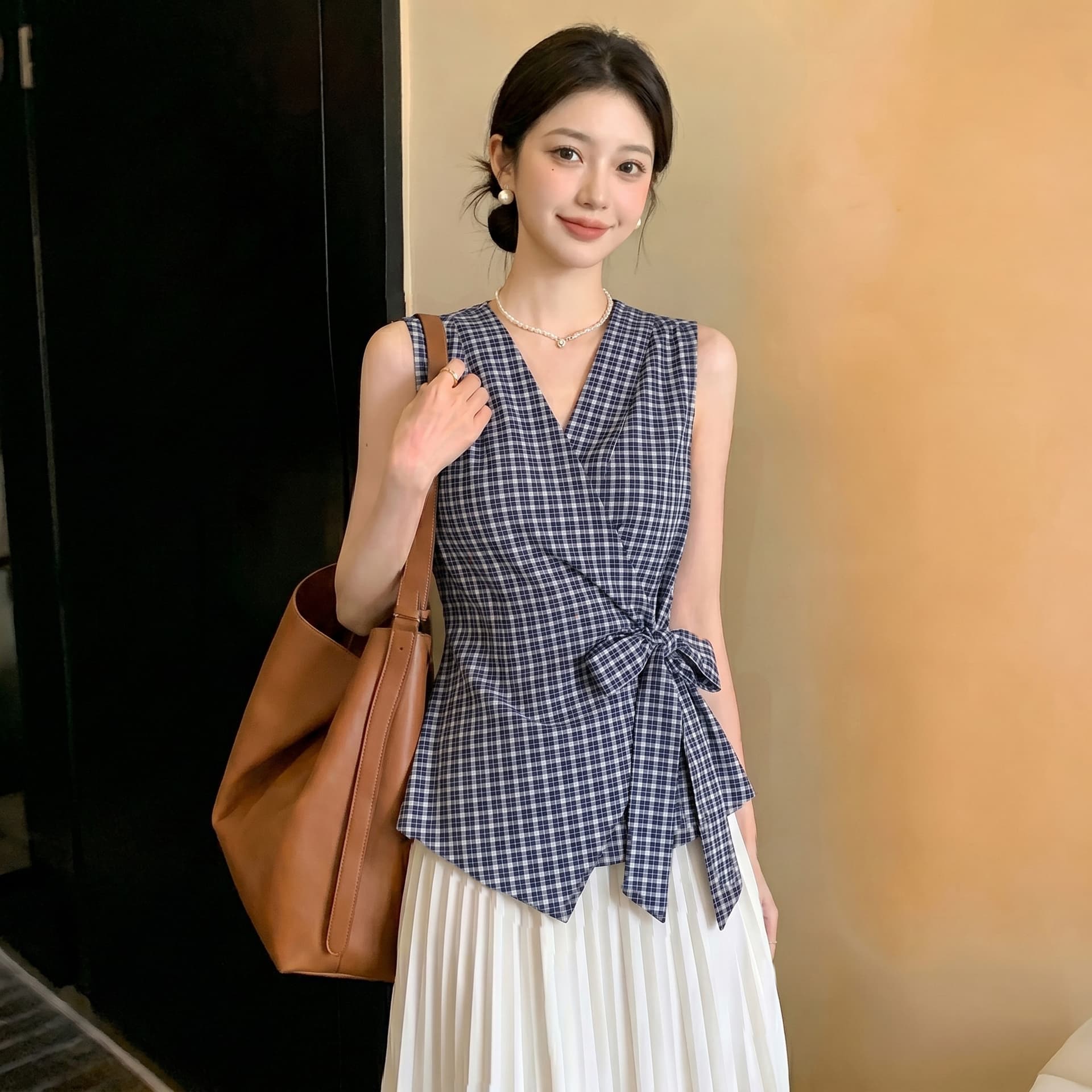실사 프랑스식 체크무늬 V넥 민소매 셔츠 스트랩 허리 수축 여성 여름 허리 수축 슬림해 보이는 패션 디자인 센스 맨위 상세 이미지 9