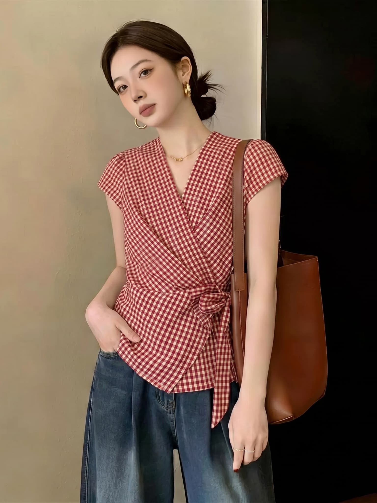 실사 레트로 체크무늬 셔츠 2026 여름 새로운 프랑스식 V넥 불규칙 스트랩 허리 수축 슬림해 보이는 맨위 여성 상세 이미지 2