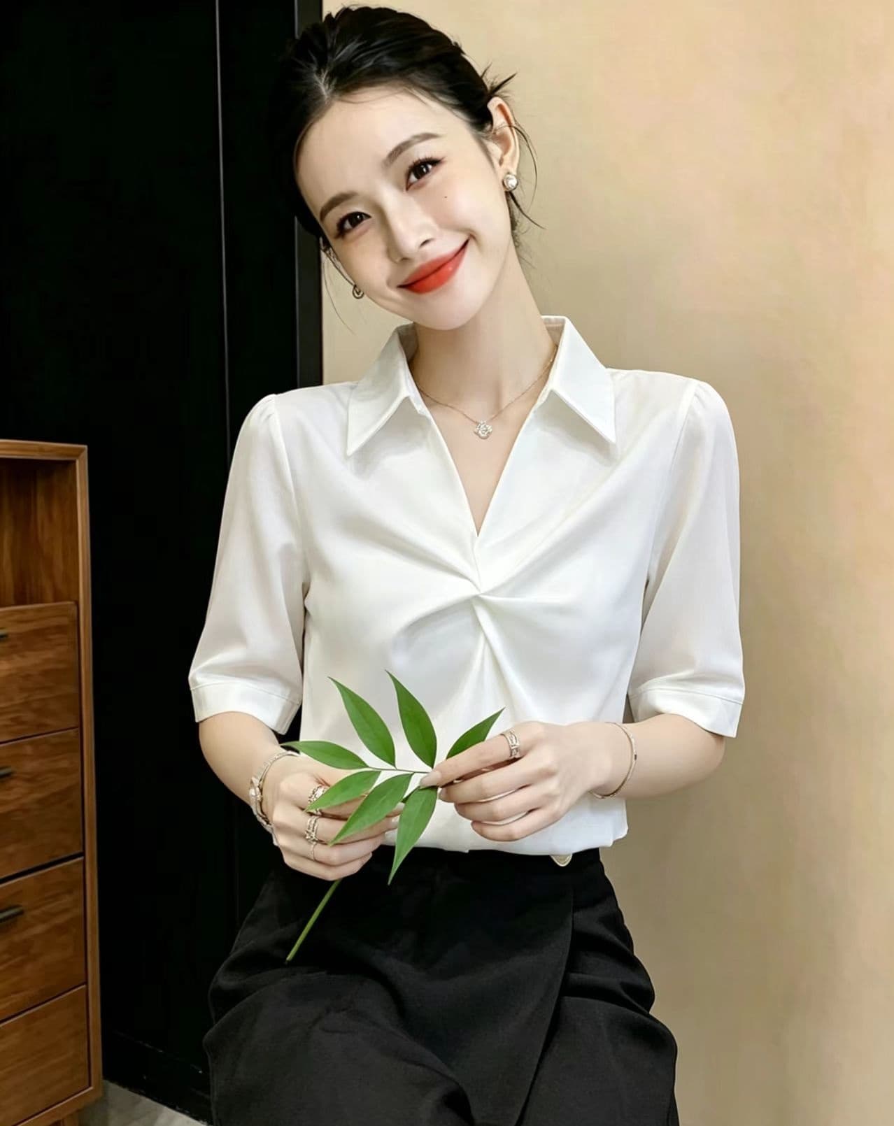 품격 V넥 주름 반팔 셔츠 여름 새로운 한국 스타일 패션 외국 가스 디자인 센스 작은 대중 반팔 맨위 이미지 5