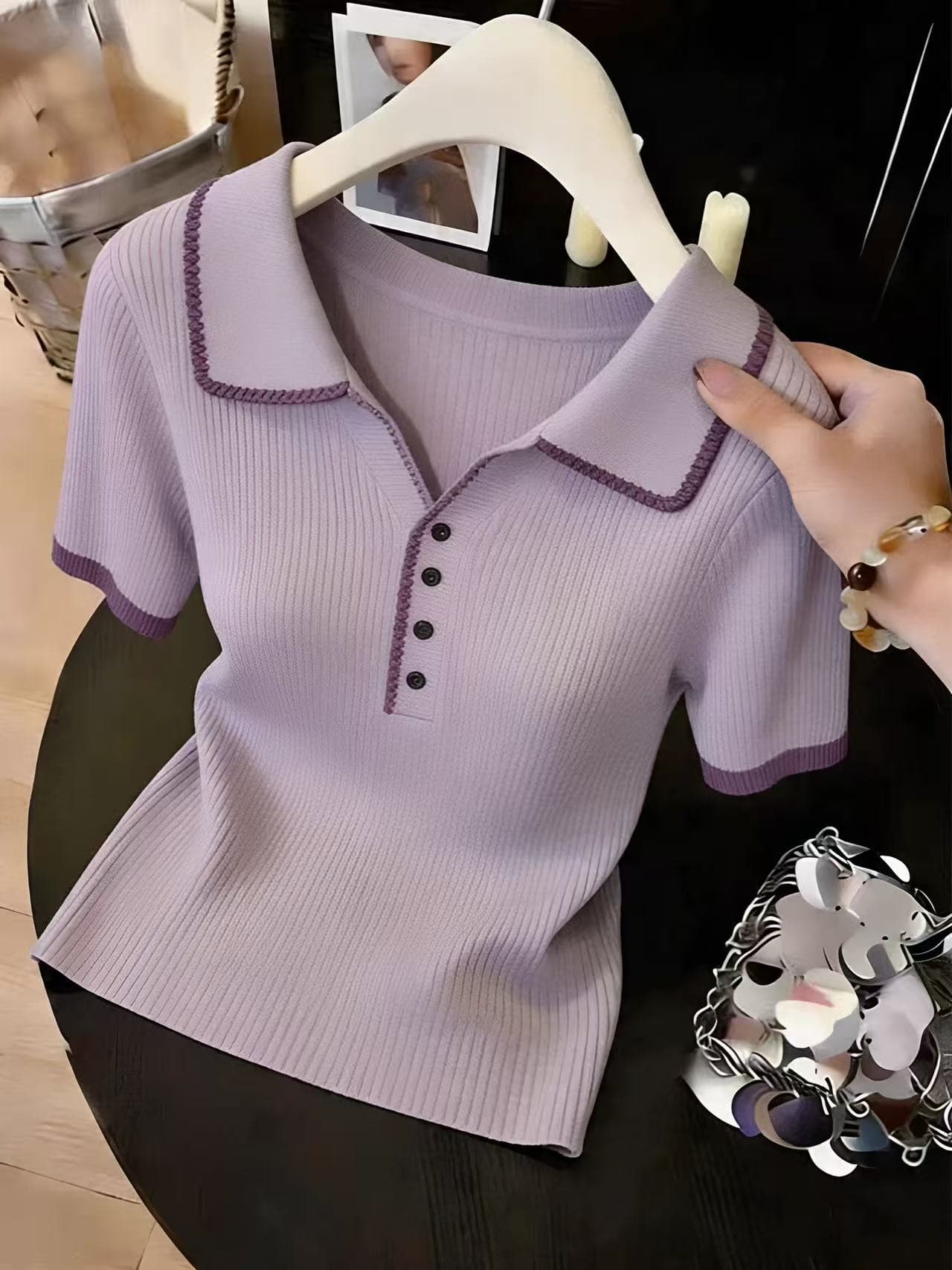 보라색 V넥 반팔 티셔츠 여성 2026 여름 새로운 POLO 칼라 얼음 실크 니트 긍정적 인 어깨 반소매 쇼트 스타일 티셔츠 맨위 상세 이미지 3