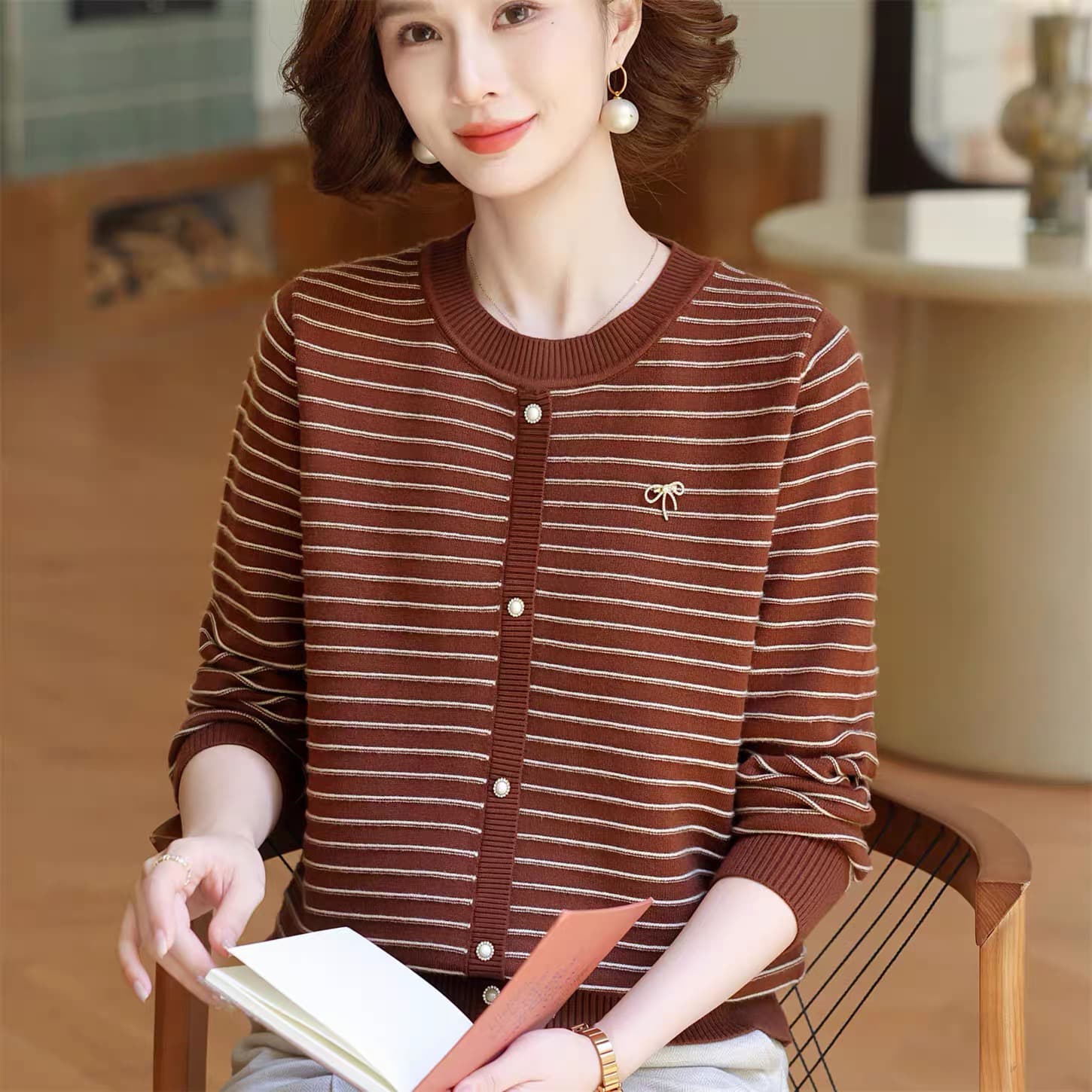 2026 새로운 엄마 가을 의상 라운드 넥 스트라이프 니트 맨위 중년 여성 외국 가스 인사이드 가져 가라. 스웨터 기본 셔츠 상세 이미지 7