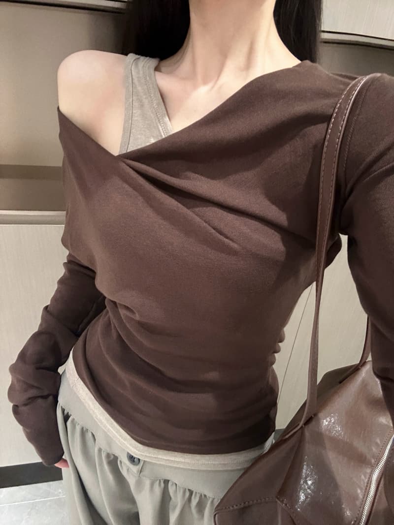 실사 2026 가을 불규칙 비스듬한 어깨 흔들다 칼라 긴팔 티셔츠 여성 몸매 가꾸기 오프숄더 페이크 레이어드 면 소재 맨위 이미지 3
