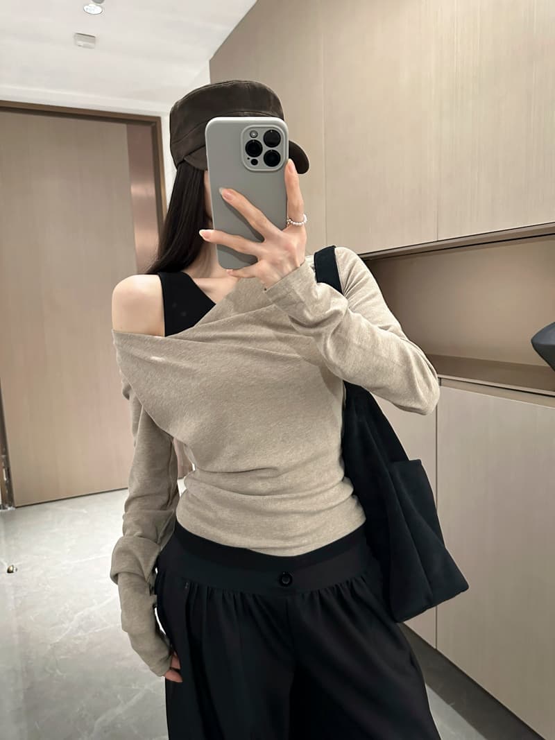 실사 2026 가을 불규칙 비스듬한 어깨 흔들다 칼라 긴팔 티셔츠 여성 몸매 가꾸기 오프숄더 페이크 레이어드 면 소재 맨위 상세 이미지 2