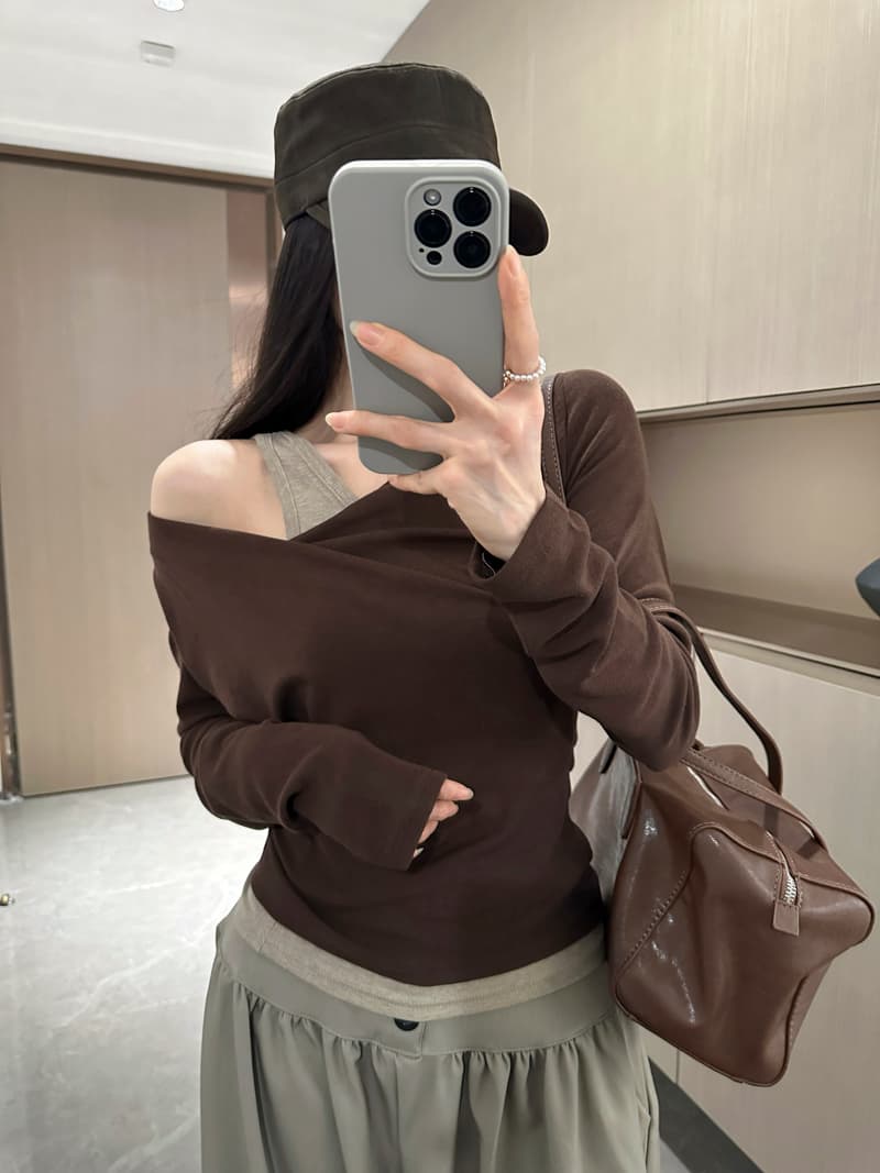 실사 2026 가을 불규칙 비스듬한 어깨 흔들다 칼라 긴팔 티셔츠 여성 몸매 가꾸기 오프숄더 페이크 레이어드 면 소재 맨위 상세 이미지 7