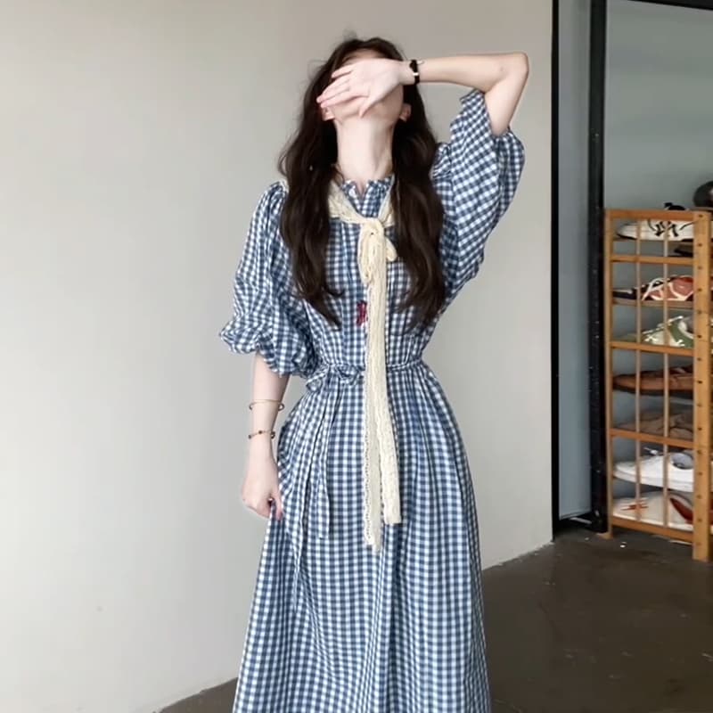 2026 여름 새로운 레트로 파란색 체크무늬 여성 드레스 거품 소매 V넥 허리 수축 슬림해 보이는 롱 스커트 이미지 4
