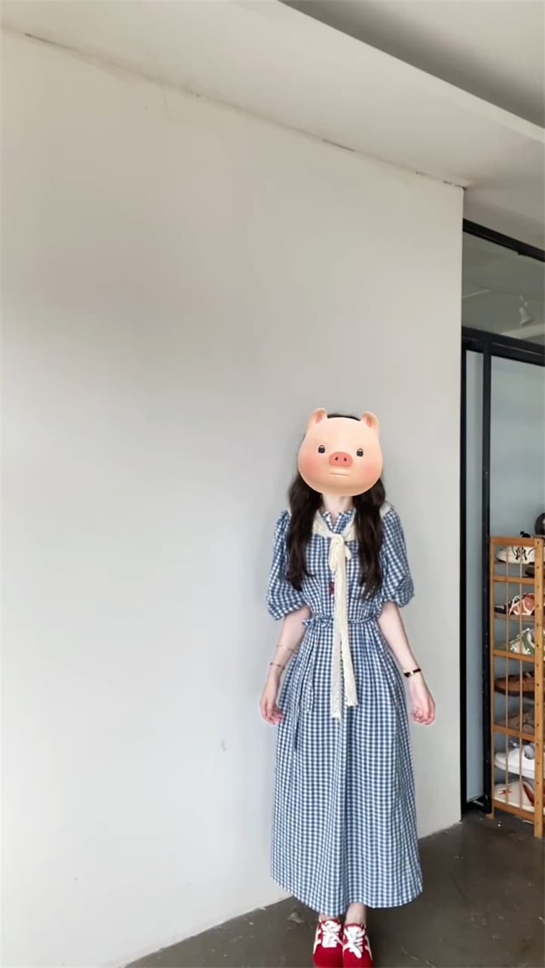2026 여름 새로운 레트로 파란색 체크무늬 여성 드레스 거품 소매 V넥 허리 수축 슬림해 보이는 롱 스커트 상세 이미지 2