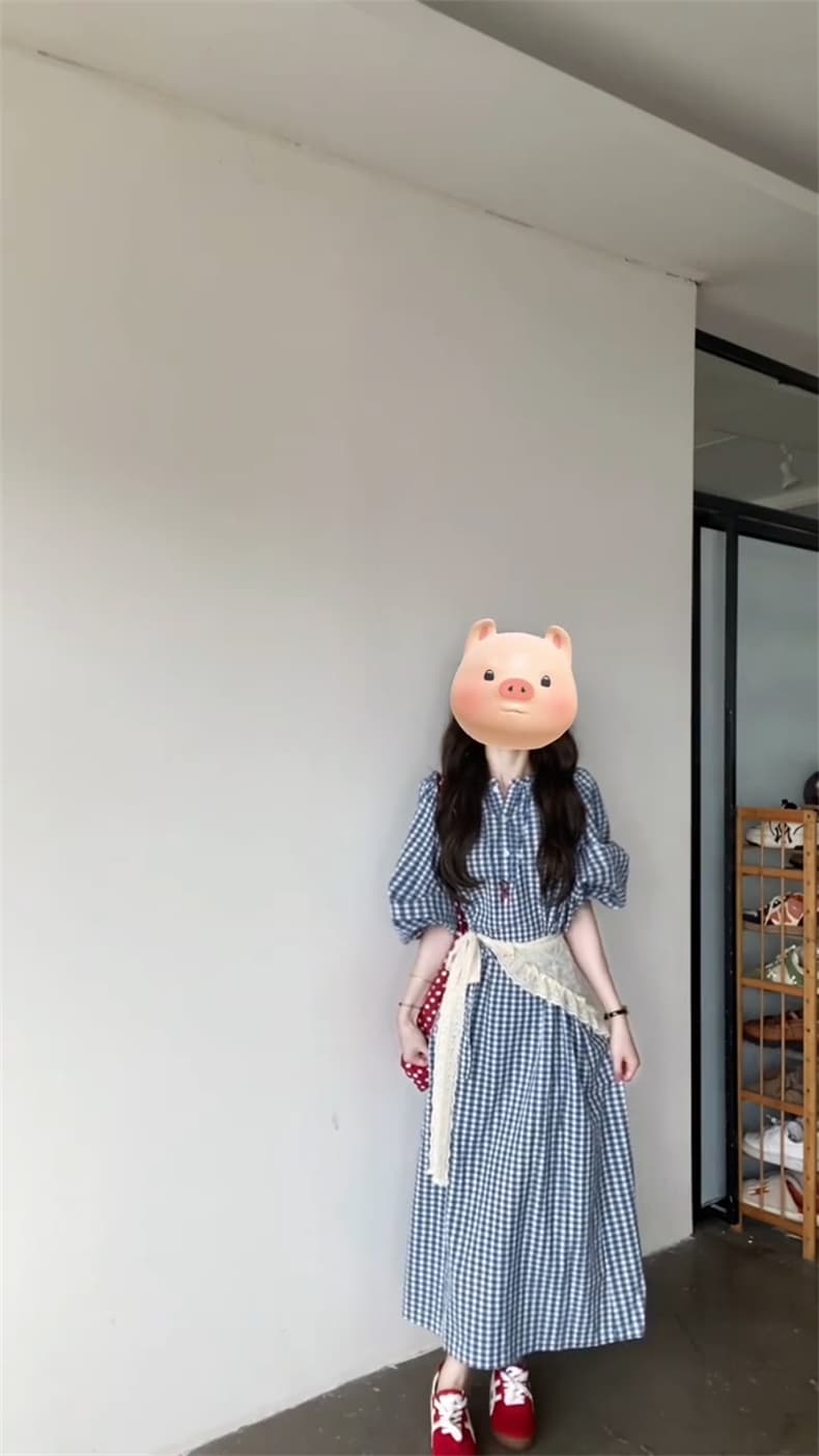 2026 여름 새로운 레트로 파란색 체크무늬 여성 드레스 거품 소매 V넥 허리 수축 슬림해 보이는 롱 스커트 상세 이미지 4