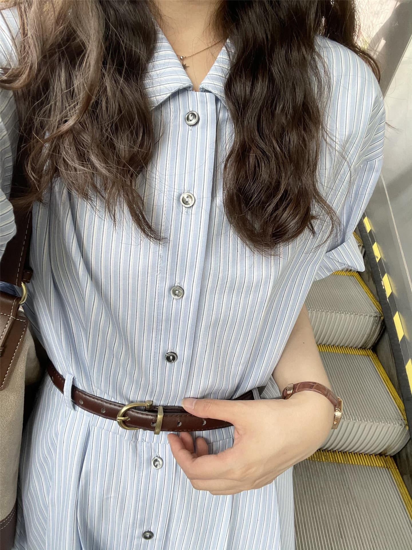 학원 스타일 스트라이프 셔츠 여성 드레스 2026 여름 새로운 파란색 POLO 칼라 허리 수축 출퇴근 면접 롱 스커트 상세 이미지 3