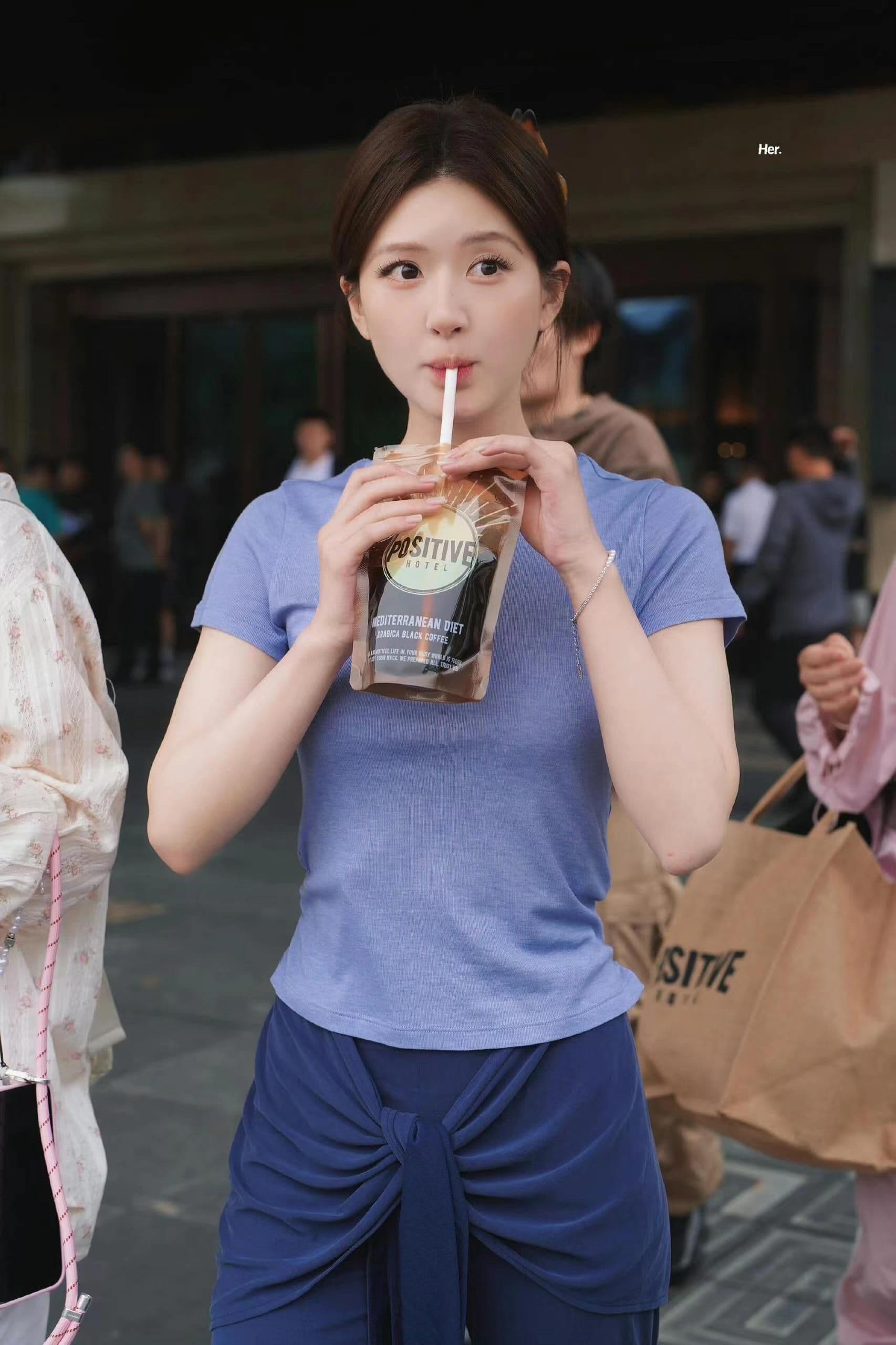 기초 필수 미니멀리즘 몸매 가꾸기 검정색 긍정적 인 어깨 반팔 티셔츠 맨위 여성 장 꿈 지에 자오 이슬 생각하기 스타 같은 단락 상세 이미지 19