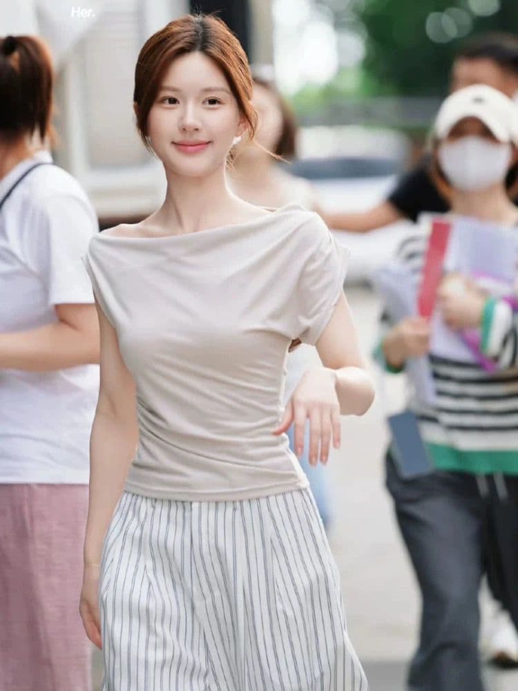 자오 이슬 생각하기 같은 단락 한국 구매 chiwin 살구 색상 한 단어 비스듬한 오프숄더 몸매 가꾸기 주름 반팔 티셔츠 여성 상세 이미지 4