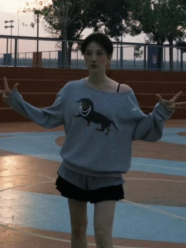 루 유 샤오 첸 작은 혼란스러운 같은 단락 아메리칸 레트로 진주 닥스 훈트 비스듬한 어깨 루즈핏 캐주얼 라운드 넥 프린트 후드티 여성 상세 이미지 3