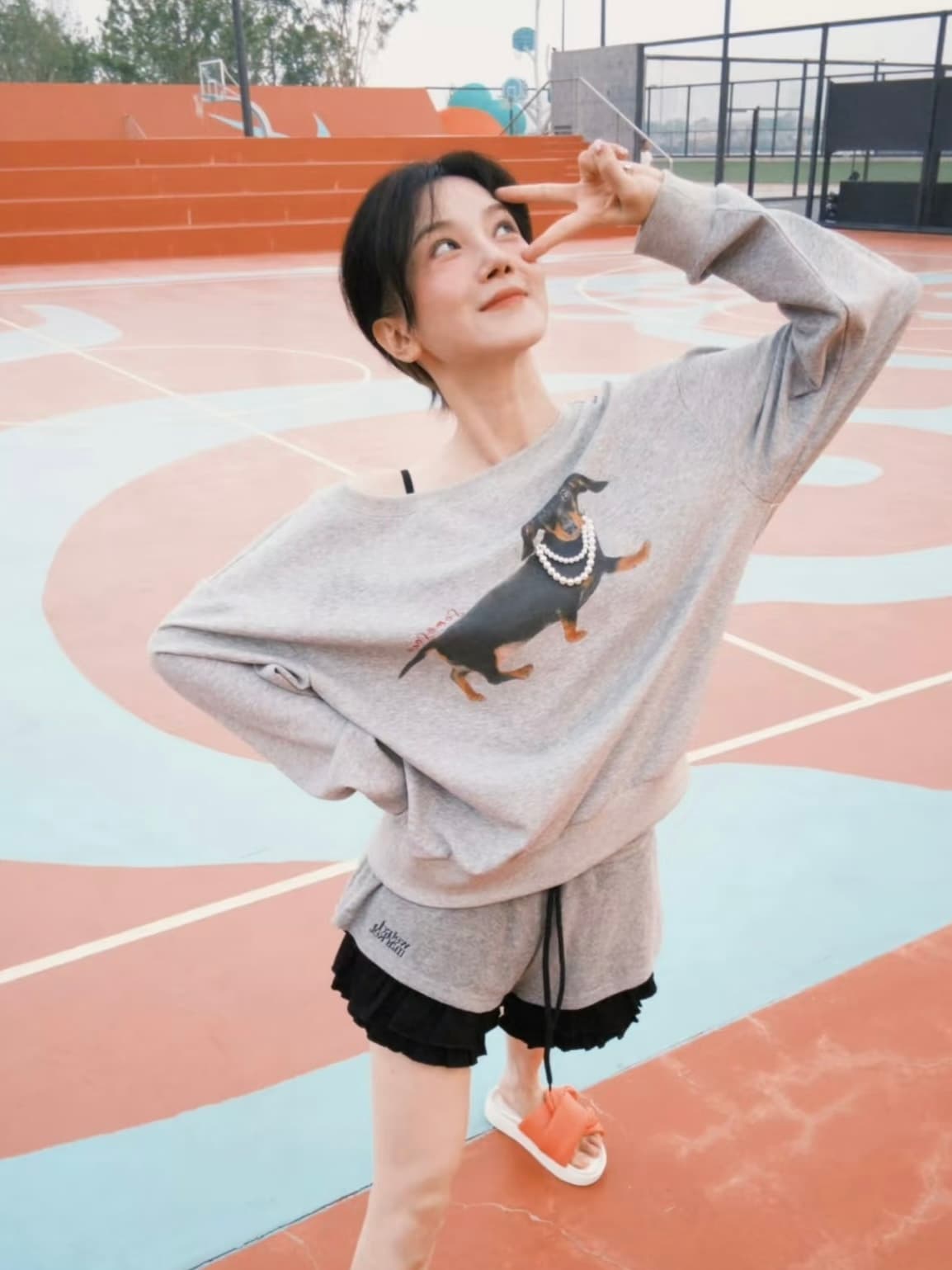루 유 샤오 첸 작은 혼란스러운 같은 단락 아메리칸 레트로 진주 닥스 훈트 비스듬한 어깨 루즈핏 캐주얼 라운드 넥 프린트 후드티 여성 상세 이미지 4