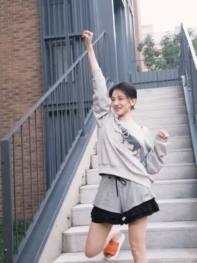 루 유 샤오 첸 작은 혼란스러운 같은 단락 아메리칸 레트로 진주 닥스 훈트 비스듬한 어깨 루즈핏 캐주얼 라운드 넥 프린트 후드티 여성 상세 이미지 8
